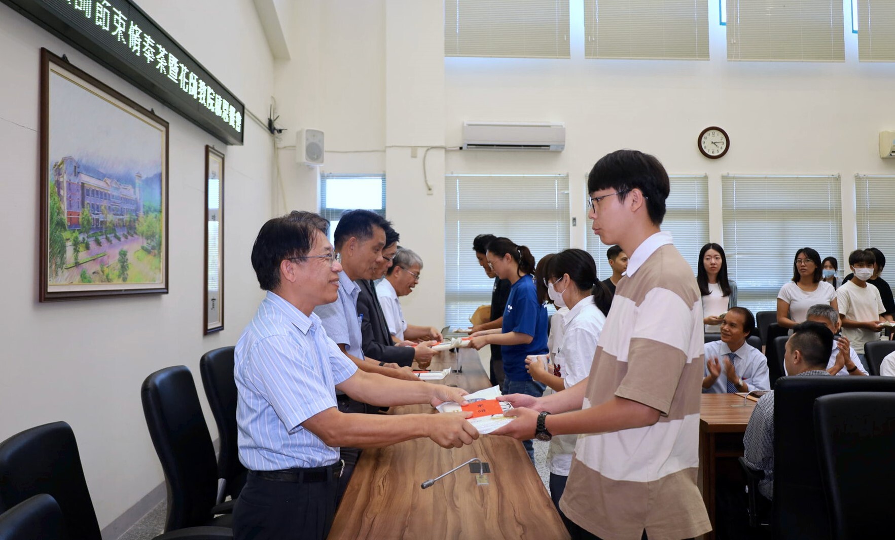 師資培育中心師培生進行古禮致贈師長「束脩」