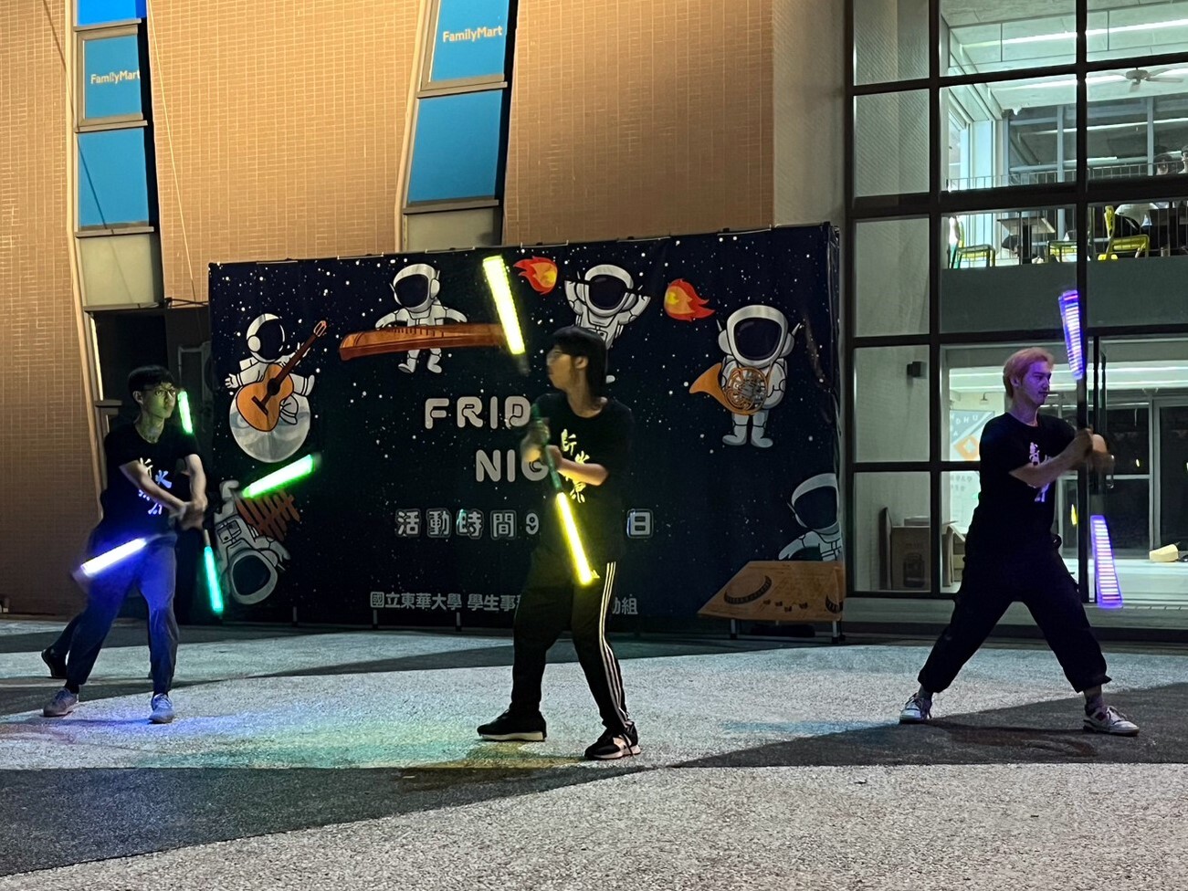 丞遠、愷峰、昱翔表演「入陣曲」,帶領軍隊獲勝的軍歌,豪氣萬丈,激昂的曲風配上三人強而有力的光棍揮舞,彩光流轉,廣場光芒萬丈!