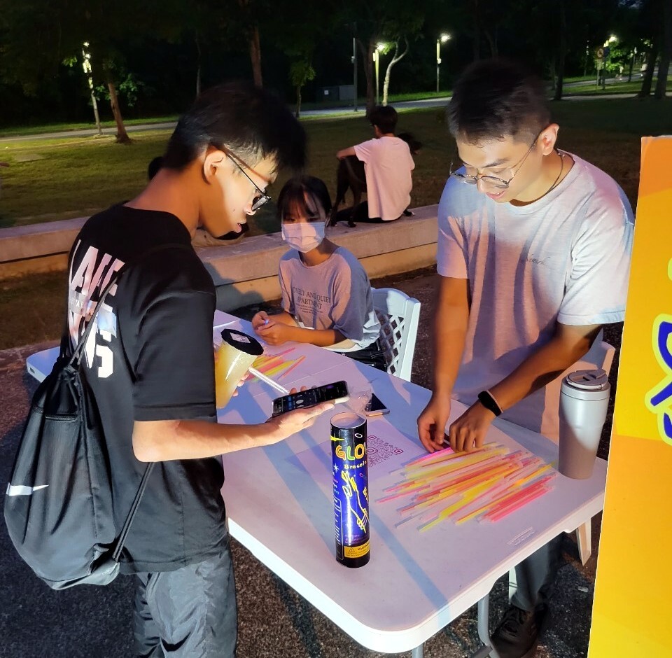 現場備有螢光棒和觀眾同歡