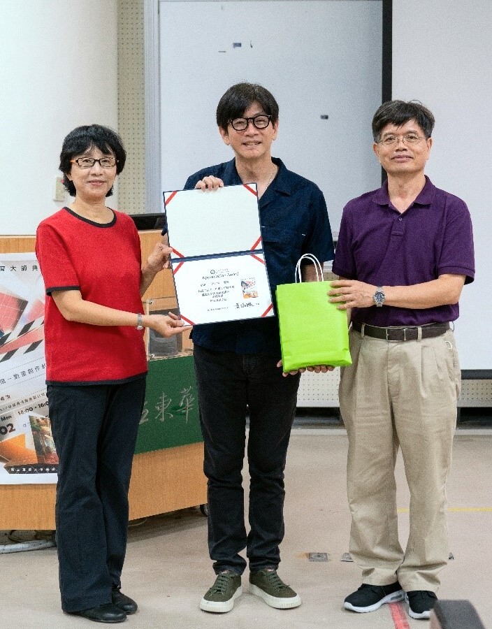 黃琡雅主任頒發感謝狀及致贈小禮物予講者邱立偉導演