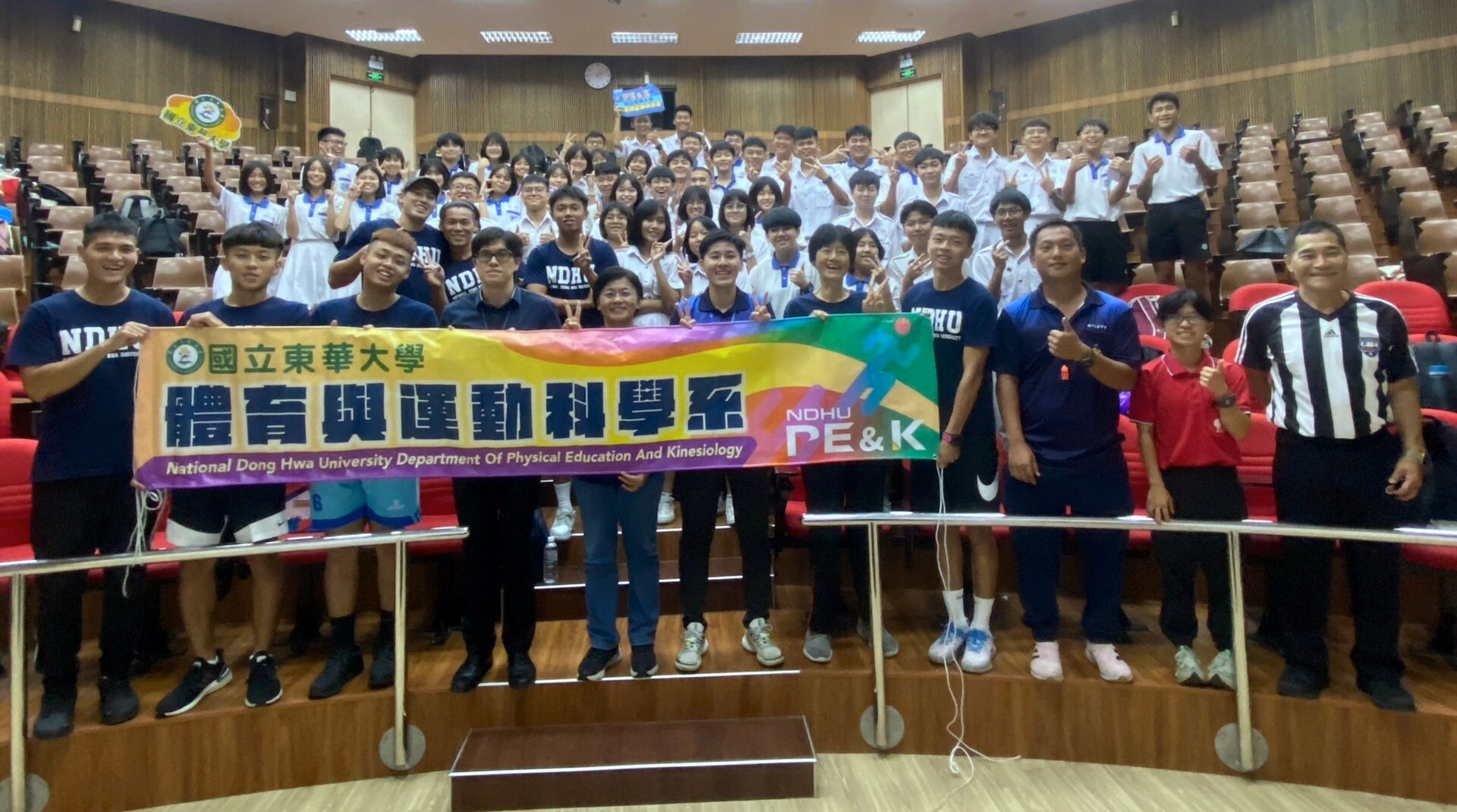東華大學體育與運動科學系招生宣講結束與新山寬柔中學黃慧珠校長、蔡勁雄副校長(東華大學傑出畢業校友)師生全體合影