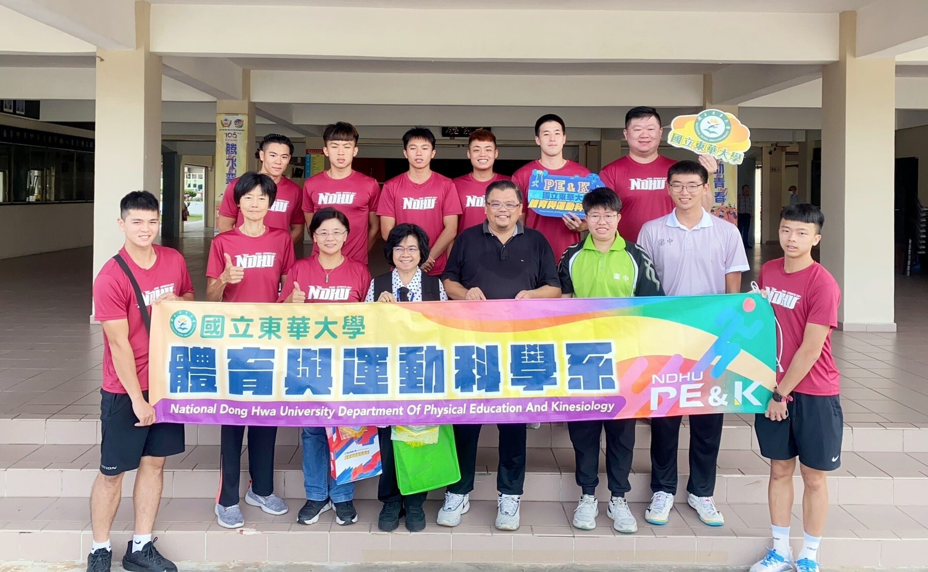 居鑾中華中學吳小燕校長(左四)與體育與運動科學系團隊合影