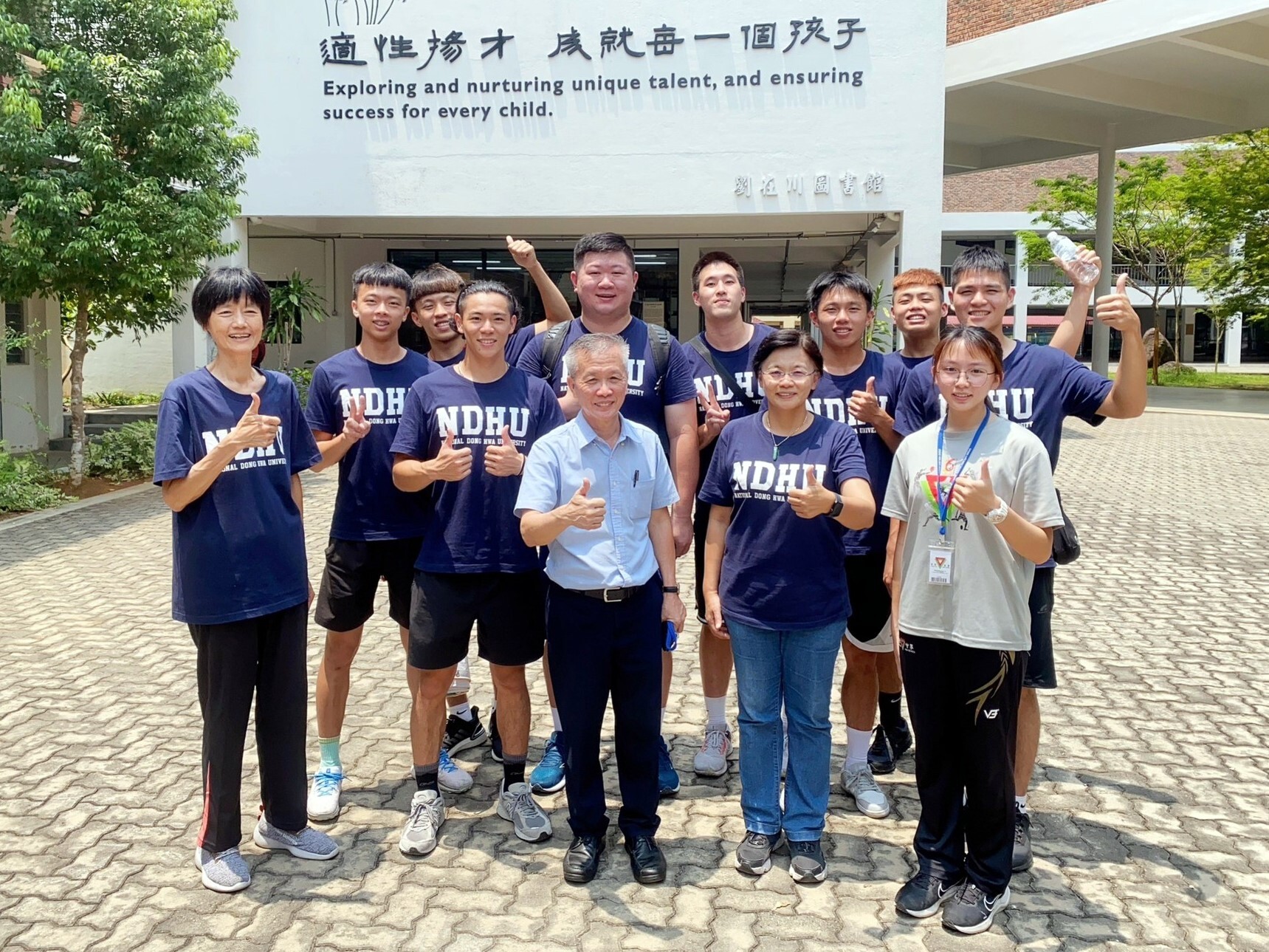 麻坡中化中學蔣璁江校長與體育與運動科學系團隊合影