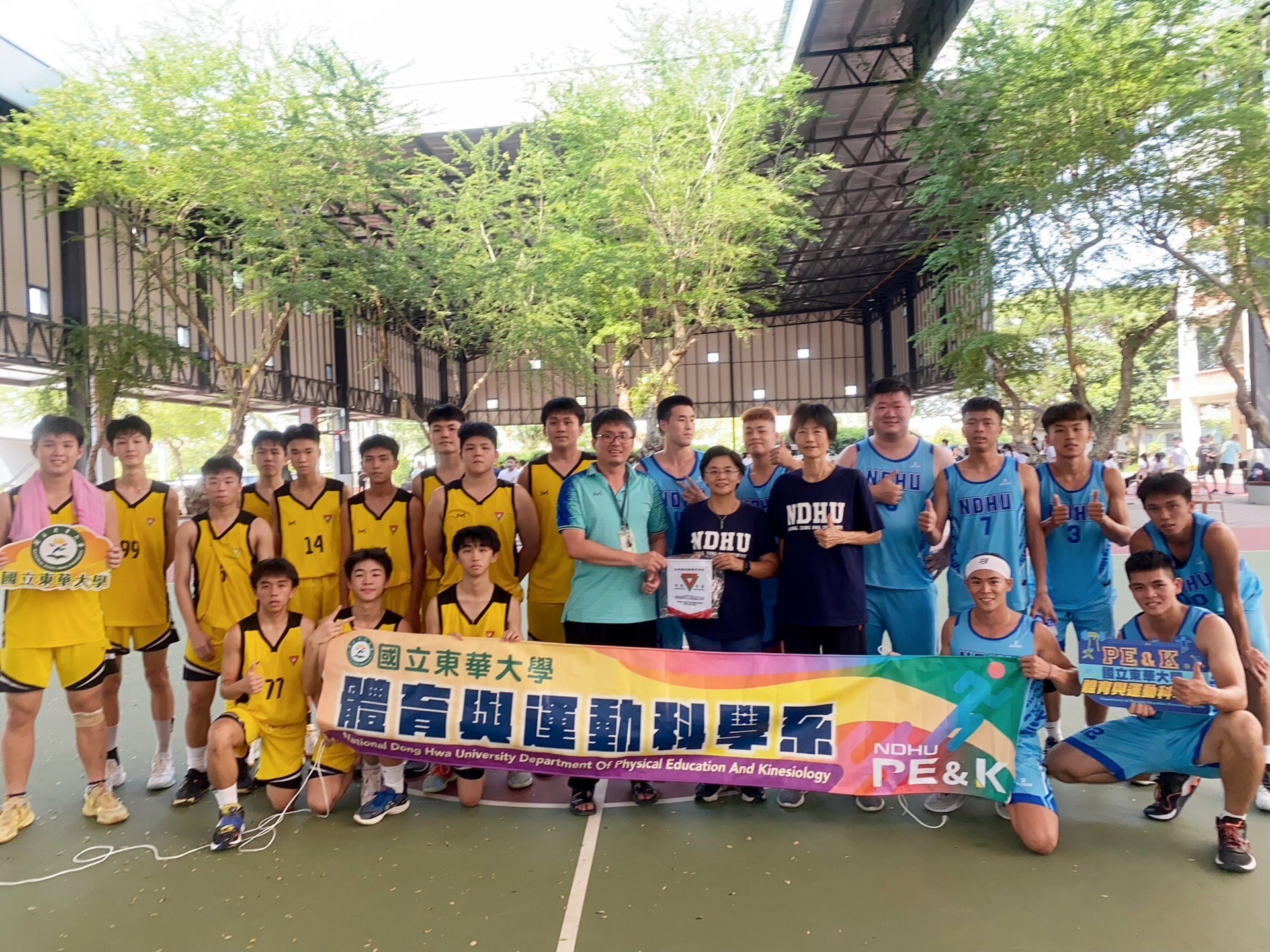 麻坡中化中學籃球隊與東華大學體育系籃球隊籃球隊賽後合影