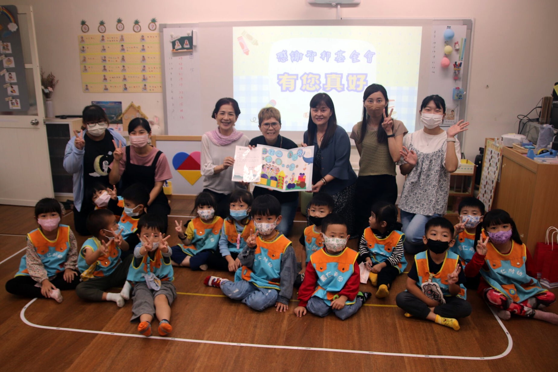 於鳳仁附幼合影,並贈予智邦公益館感謝狀及卡片