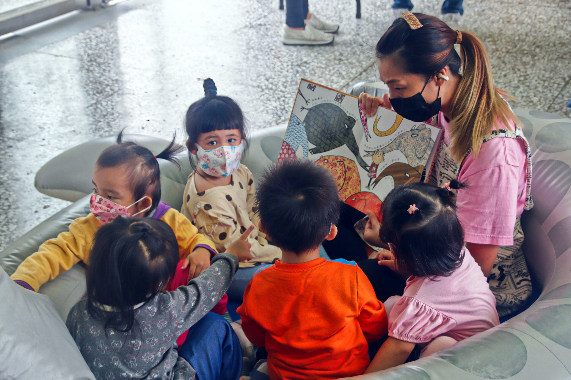 幼兒園老師為幼幼班孩子準備特別的說故事空間,培養孩子對世界的好奇與探索