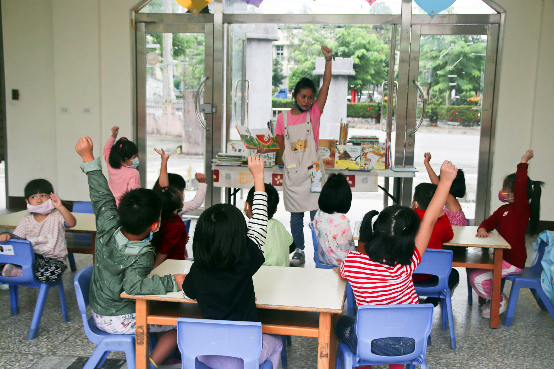 壽豐鄉幼的孩子們在聽故事的過程中互動積極,在老師的引導下與繪本互動