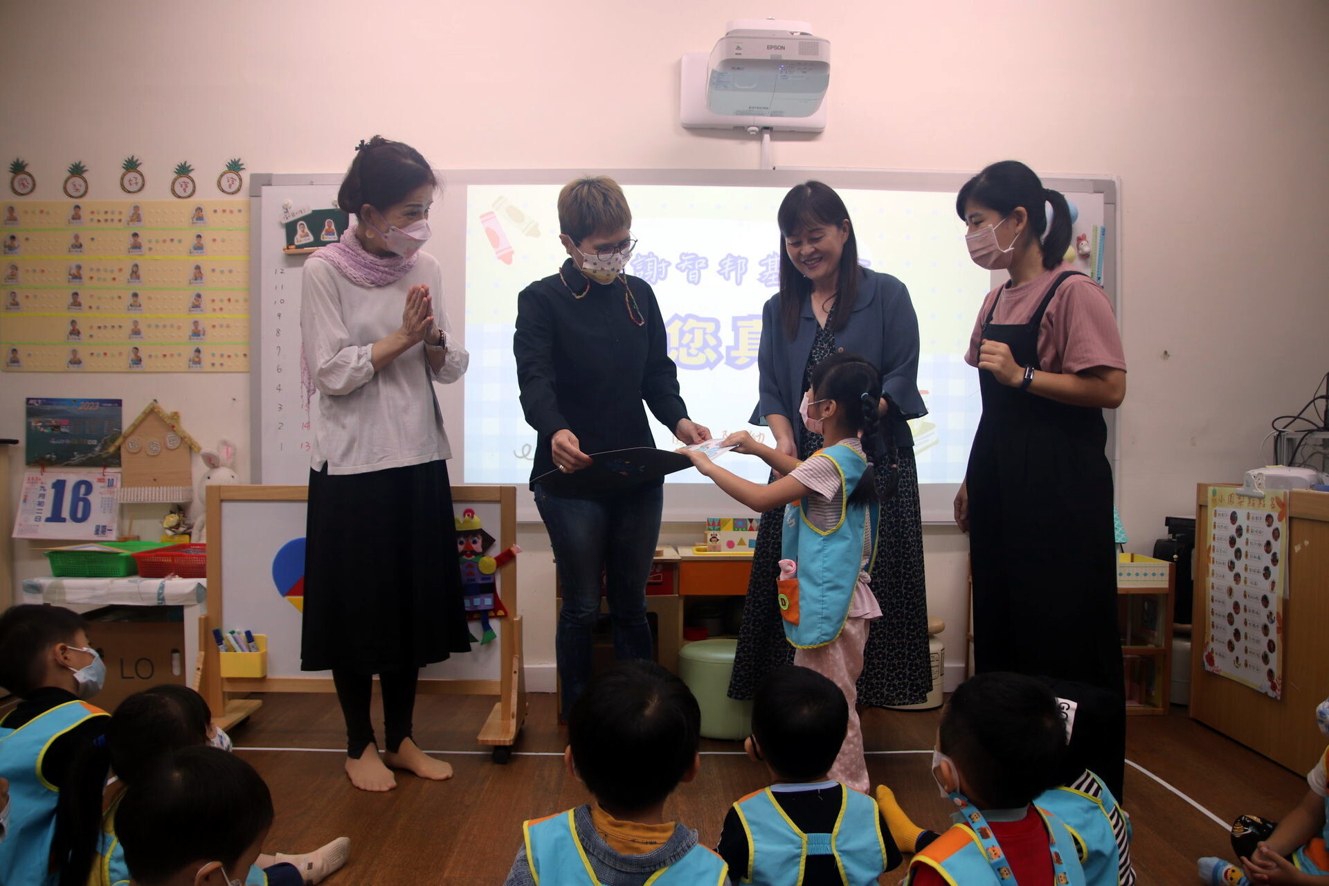 鳳仁附幼小朋友將繪製的卡片贈與智邦公益館執行長李奇穎,對於繪本捐贈表達感謝