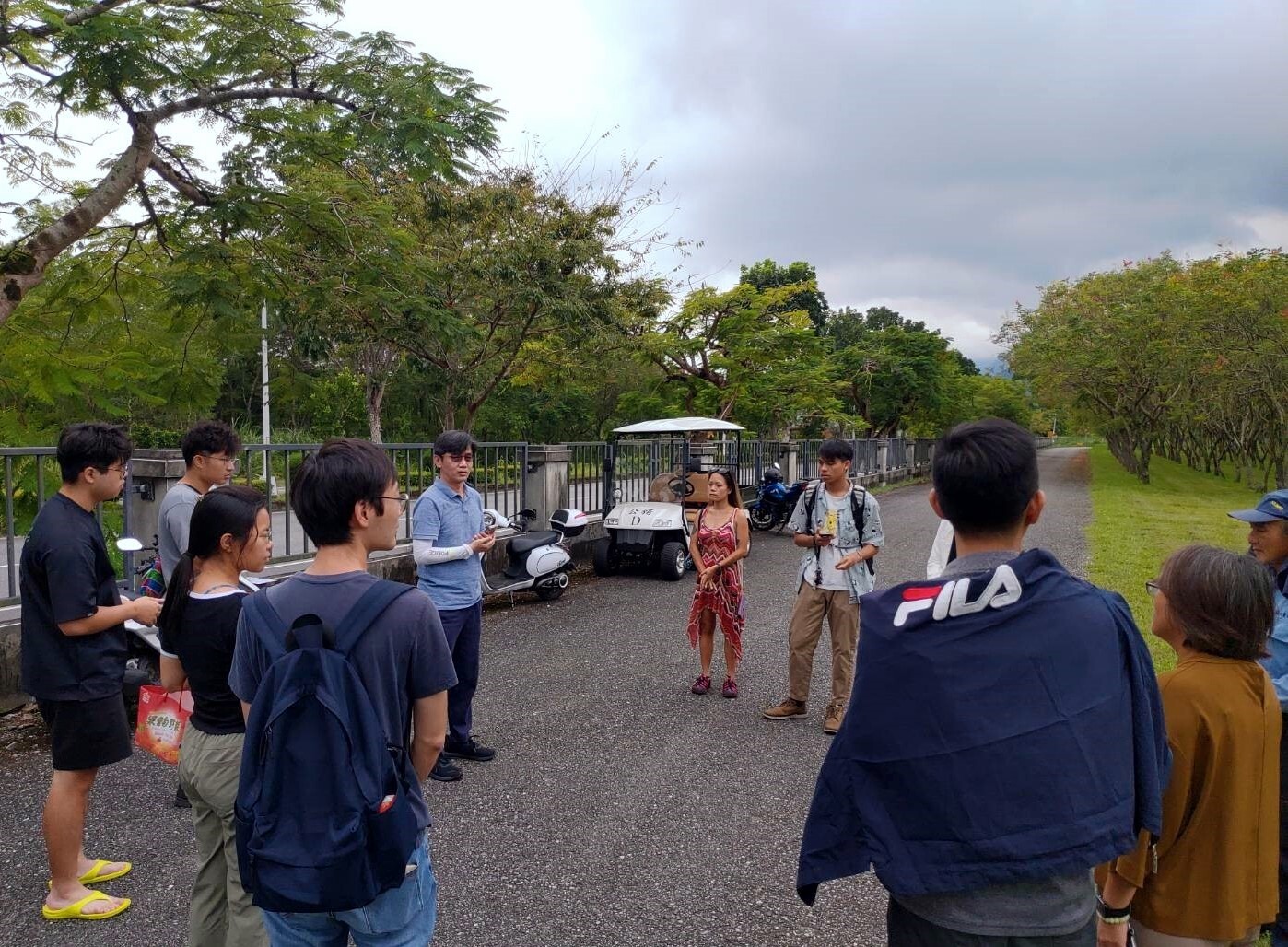 環境保護組莊組長主持點交作業,說明基地使用注意事項及設施介紹,並與參加經營團隊意見交流,現場討論熱烈