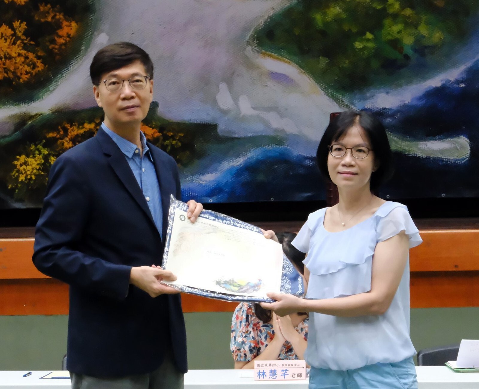 朱景鵬副校長致贈聘書予附小林淑華老師