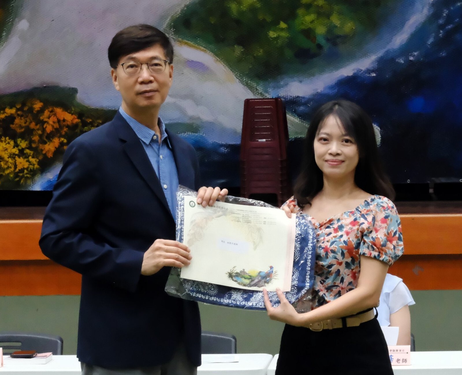 朱景鵬副校長致贈聘書予附小林慧芊老師