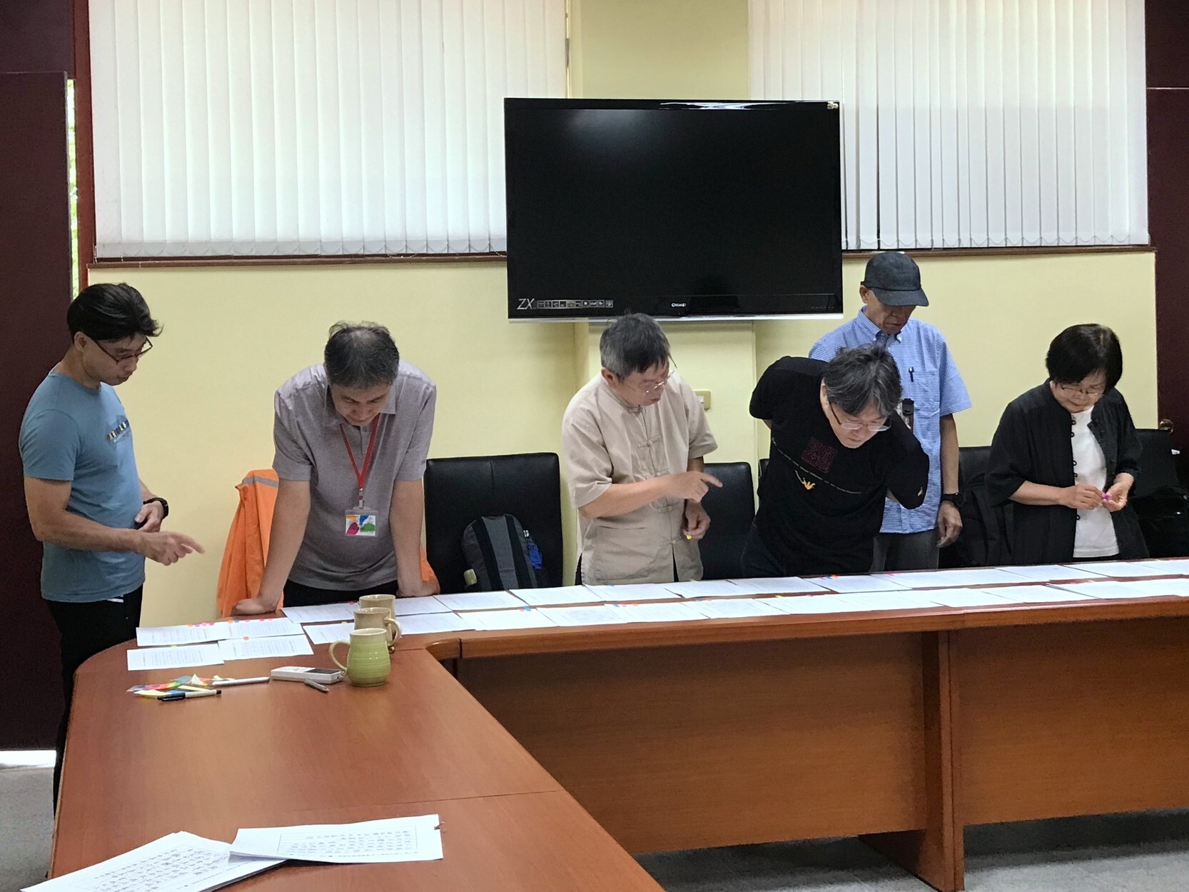 「東之皇華」全國硬筆書法比賽評審委員審慎評比
