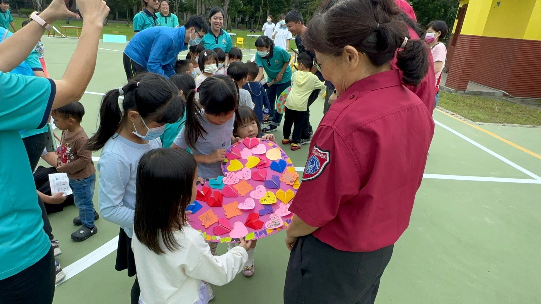 幼兒園孩童感謝消防員的辛勞