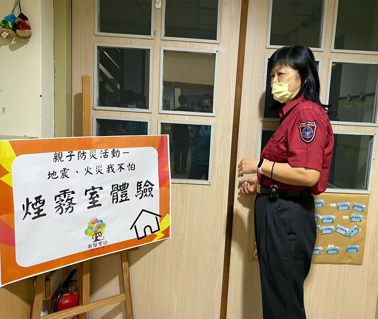 在黑暗且充滿煙霧的房間裡要如何找出口