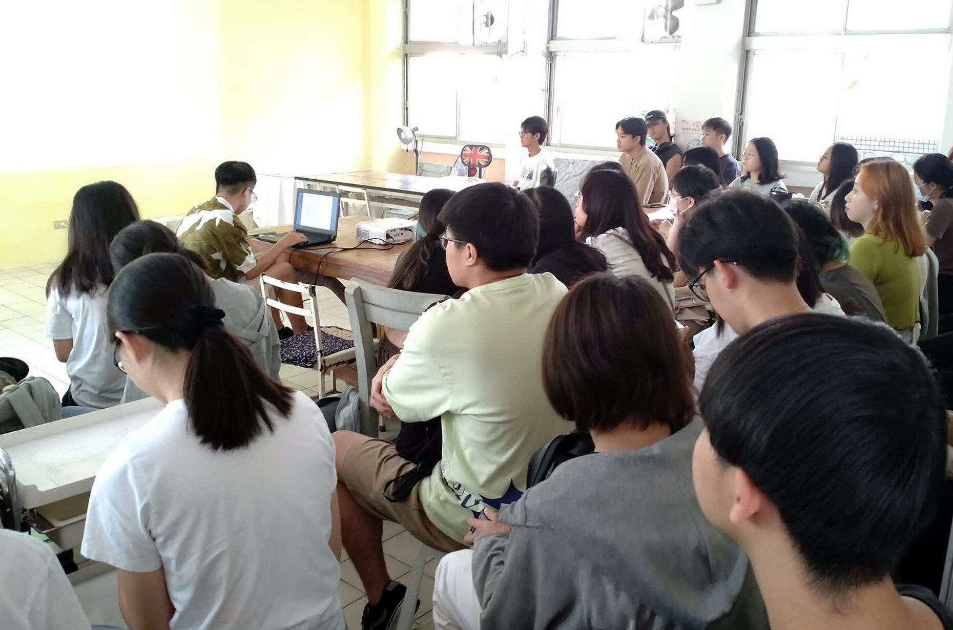 東華新世紀社區管理委員會與東華大學社會學系協力於社區活動中心舉辦「公民電廠推動經驗與案例分享」