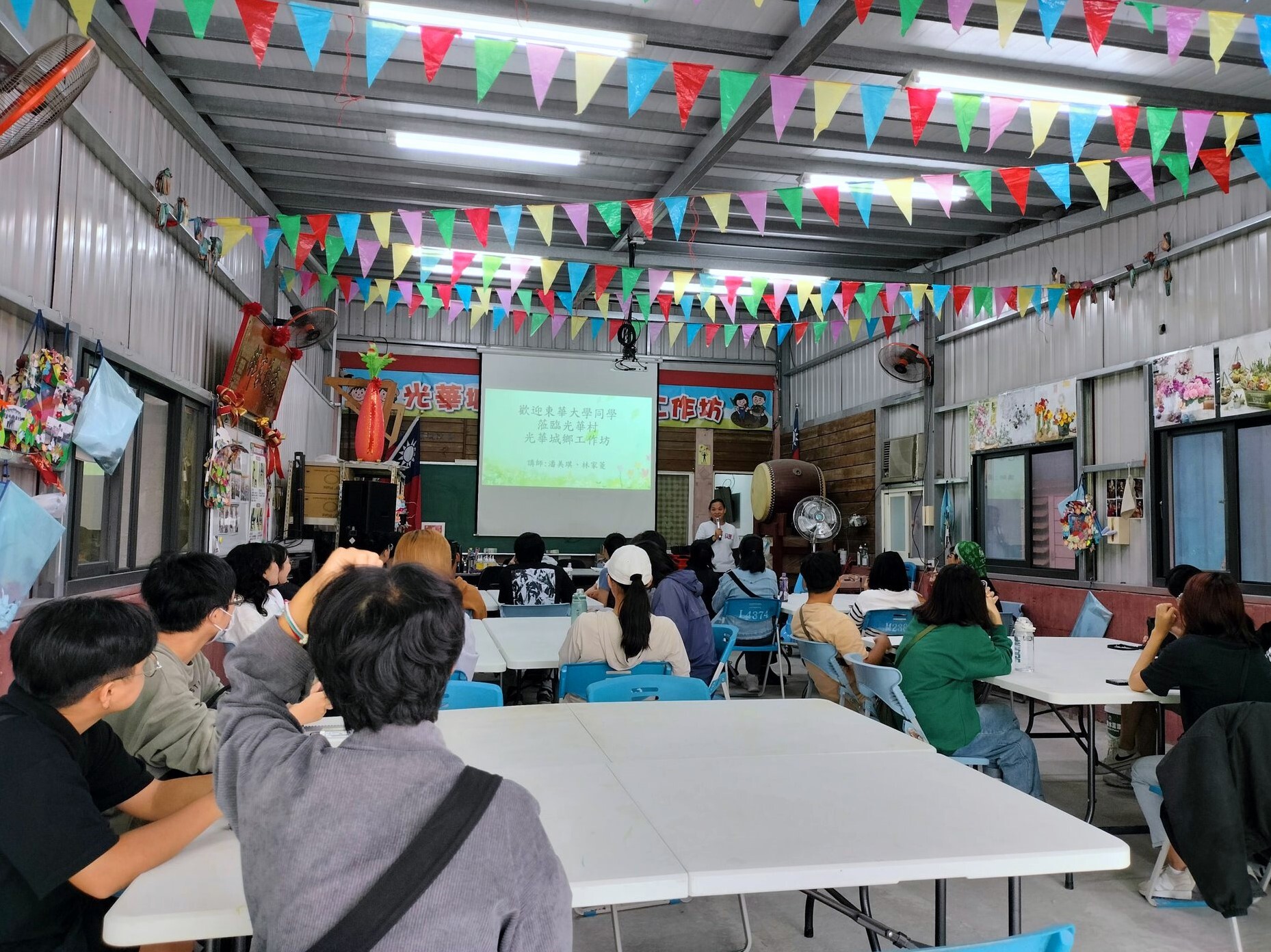 師生聽取光華城鄉發展協會的簡報