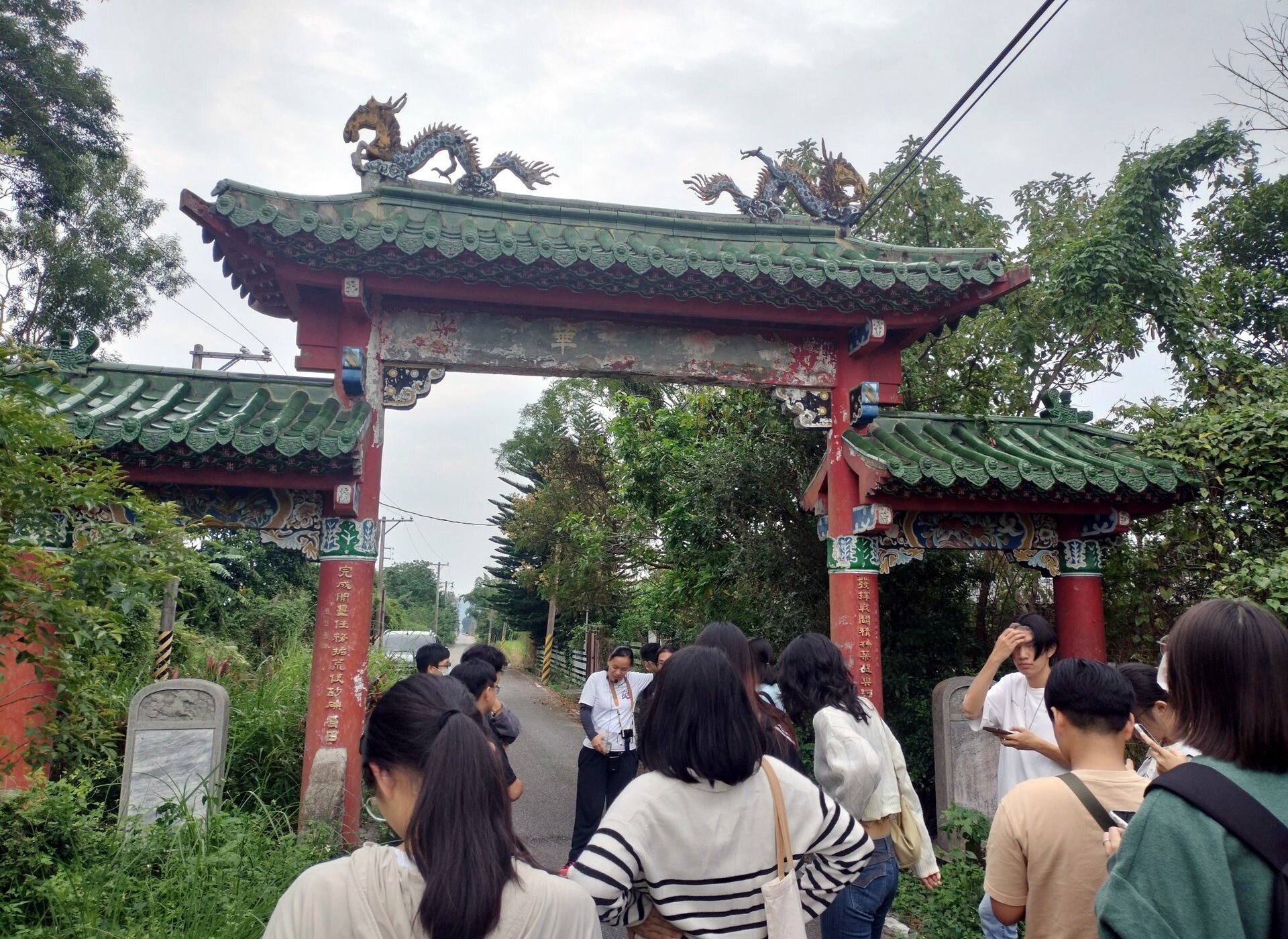 光華村牌樓前的解說,牌樓上的雕刻展現榮民當年開墾的龍馬精神