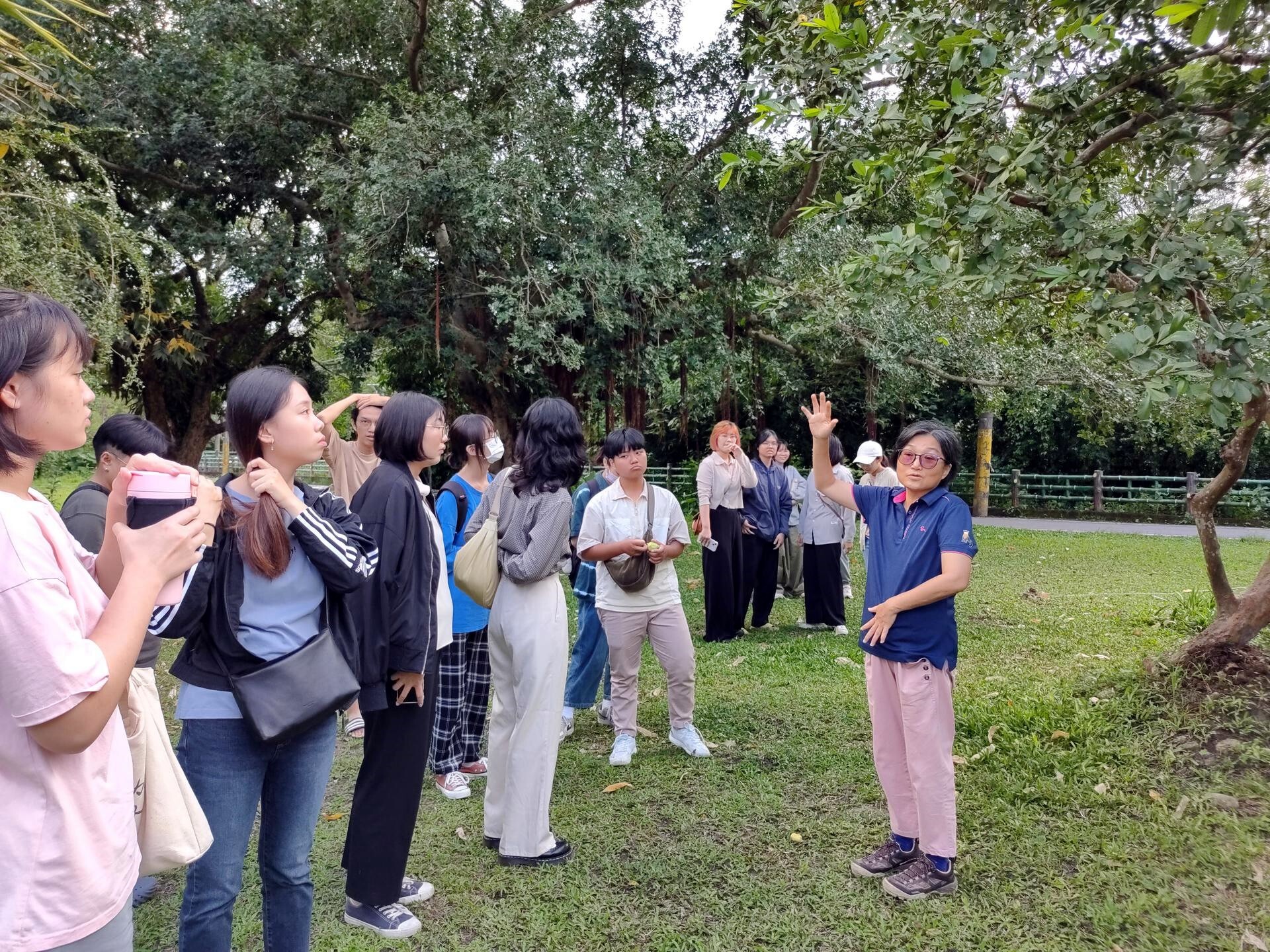 師生聽取鍾寶珠常務理事敘述不要臉公園背後從事社區營造的辛酸史