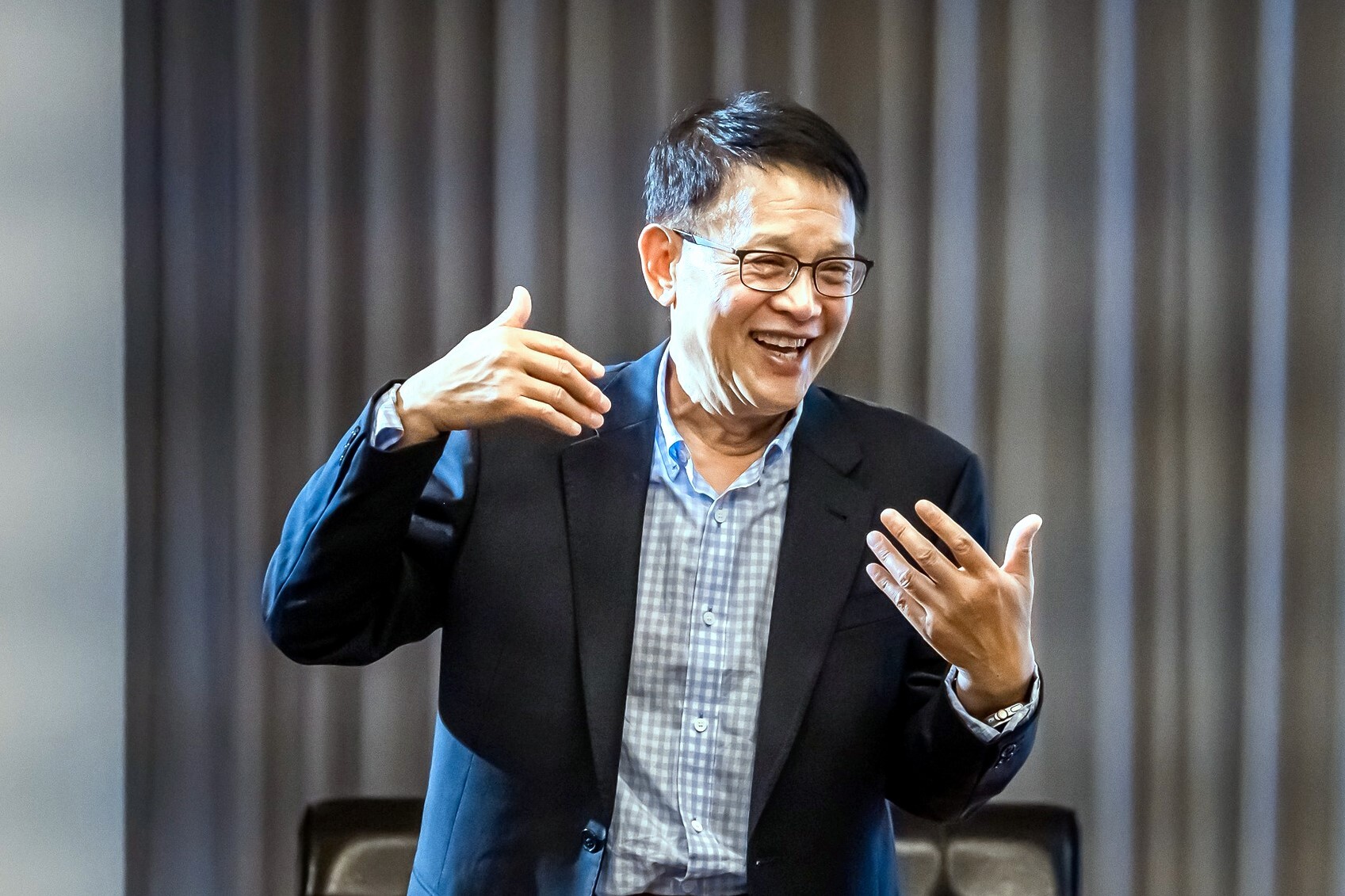 何教授與學生分享華語教學技巧與方式
