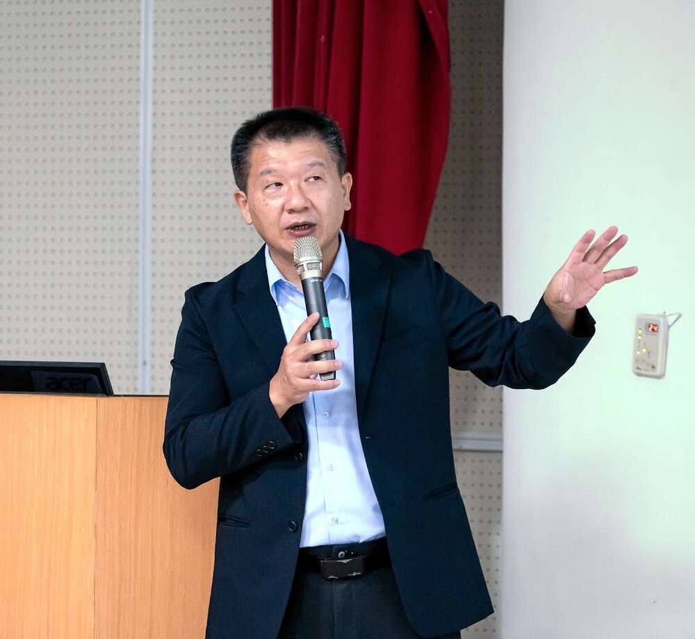陳英俊理事長與學生分享求學經歷及法律常識
