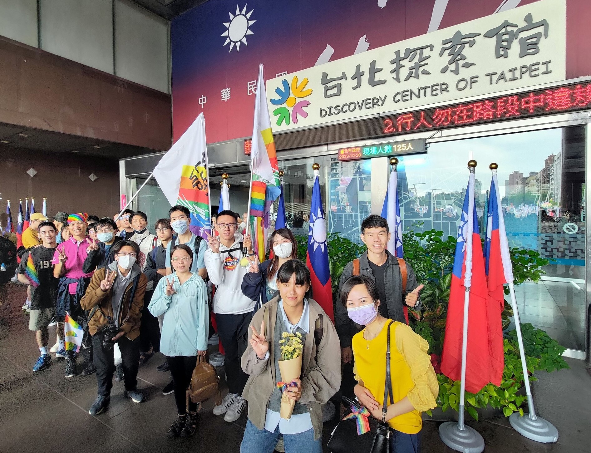 團隊由台北市政府前合影(影像由教學團隊提供)