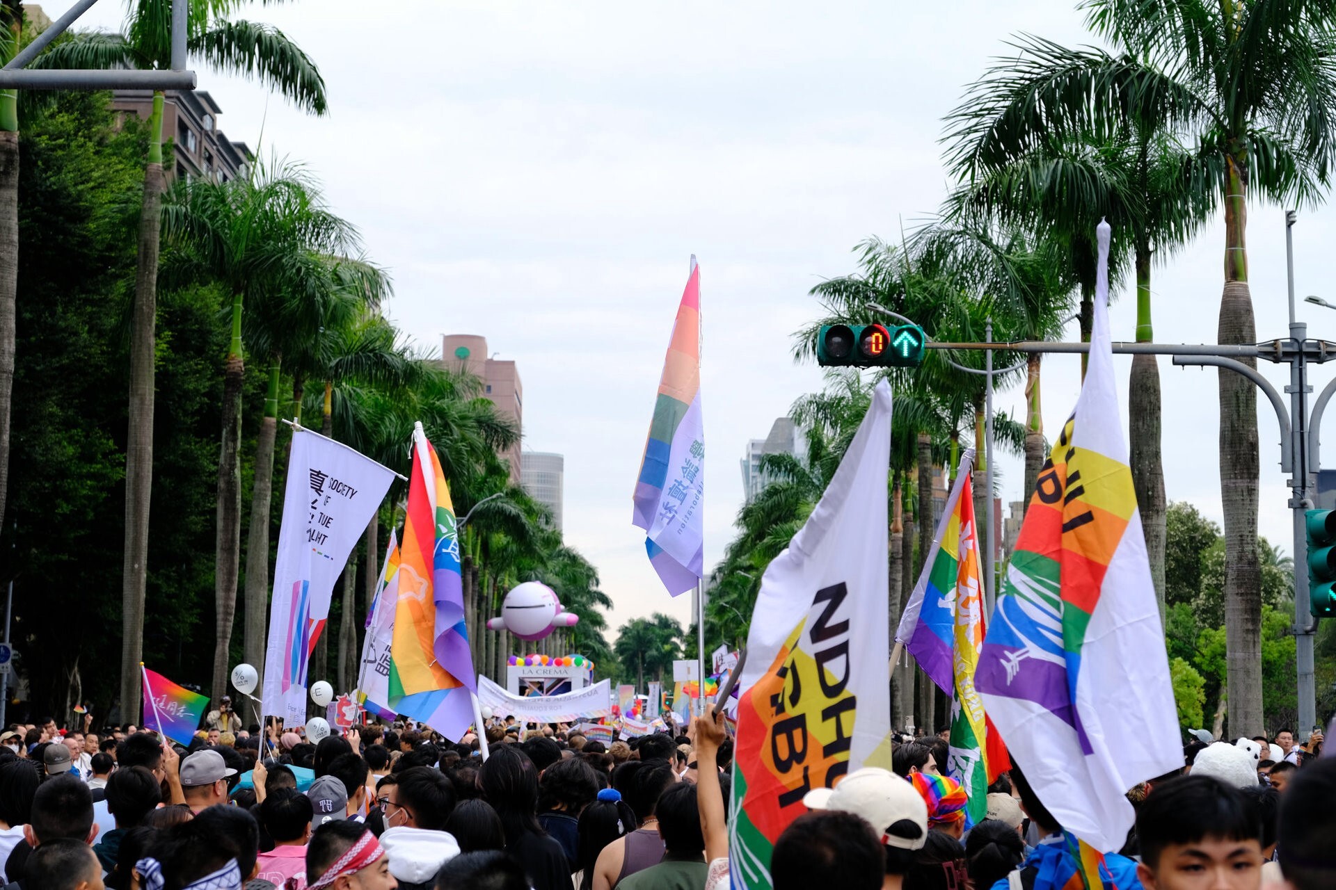 遊行中的NDHU LGBT+旗幟飄揚
