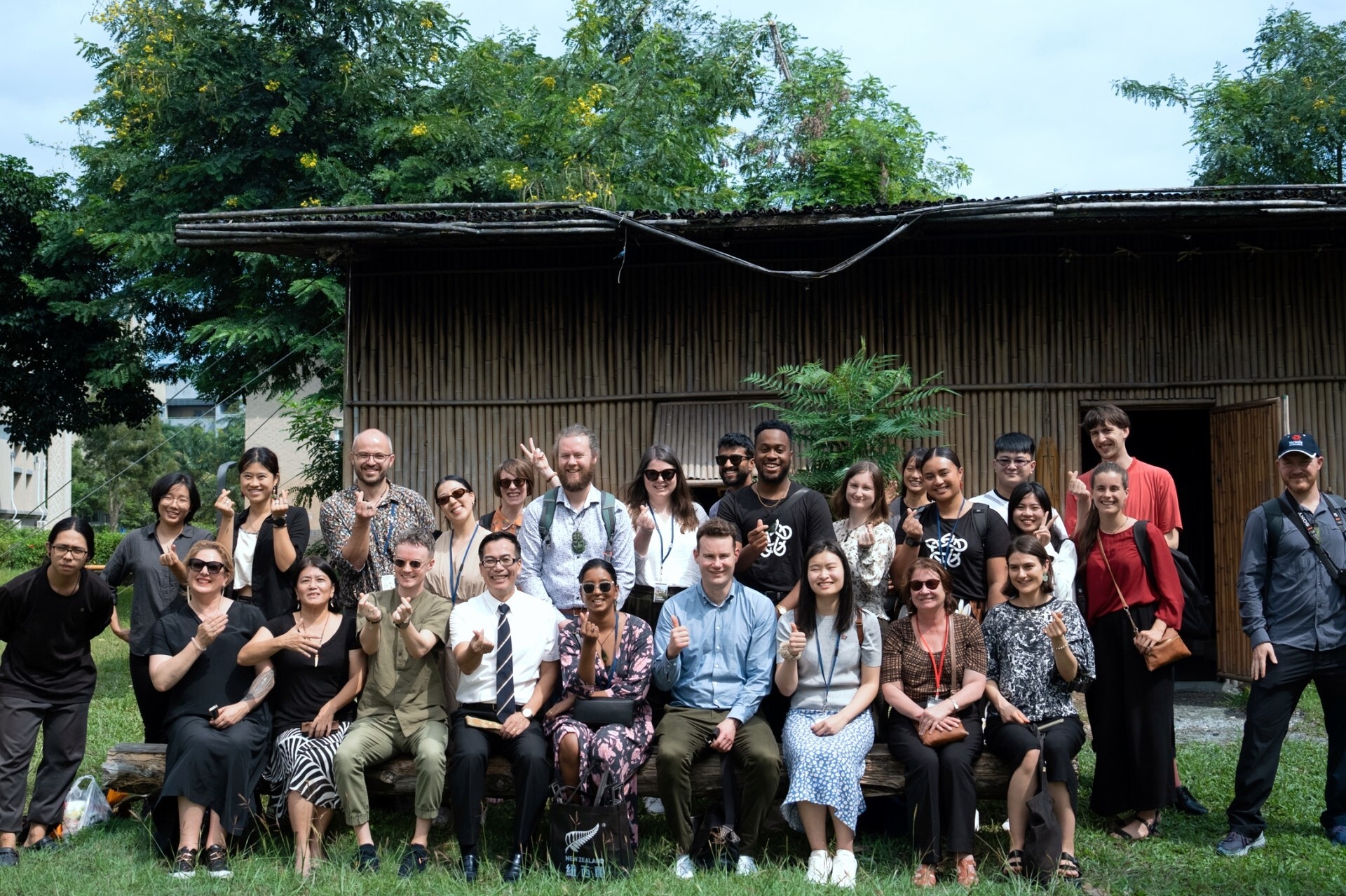 Asia New Zealand Foundation delegation accompanied by CIS Dean Chung-shan SHIH (front row, white shirt), took a group photo after visiting the Sapah Ptasan