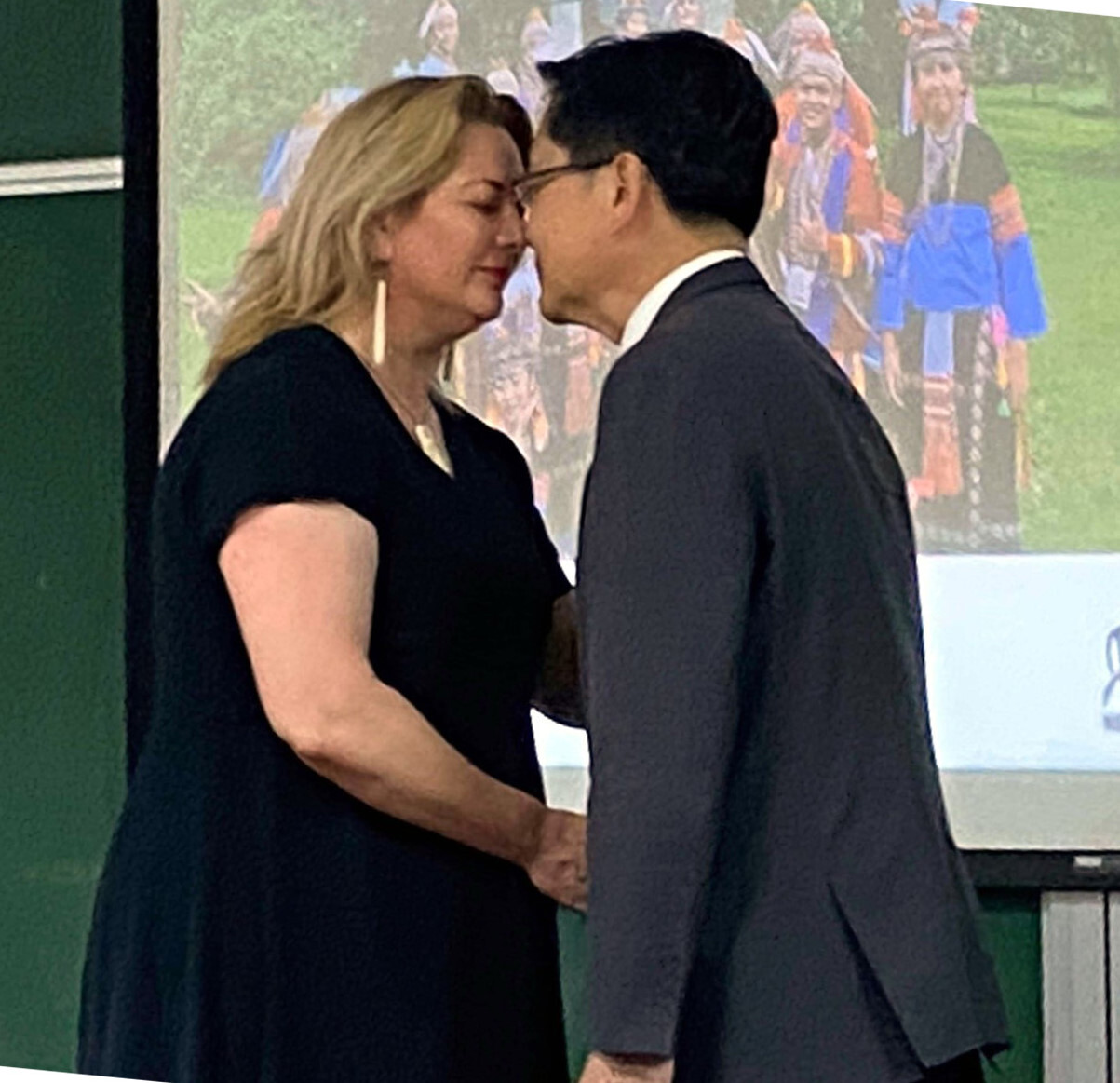 Tina Wehipeihana-Wilson greeting NDHU President Han-Chieh Chao with Maori traditional Hongi