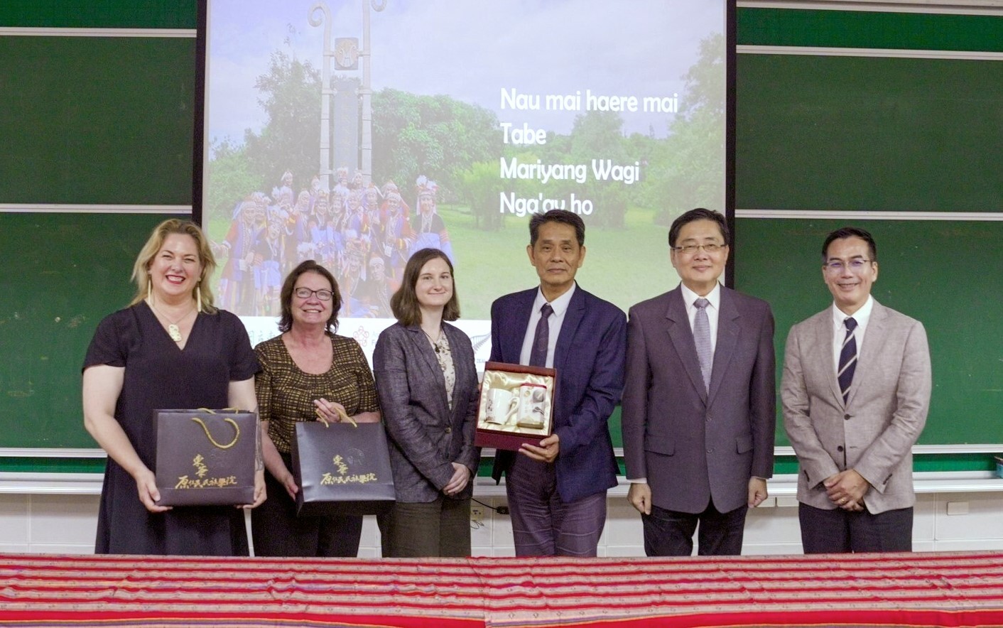 After exchanging gifts, the visiting dignitaries and the host of NDHU posed for a photograph (from left: Tina Wehipeihana-Wilson, Adele Mason, Renee Bates, VP Hui-Mi Hsu, President Han-Chieh Chao, Dean Chung-shan Shih)