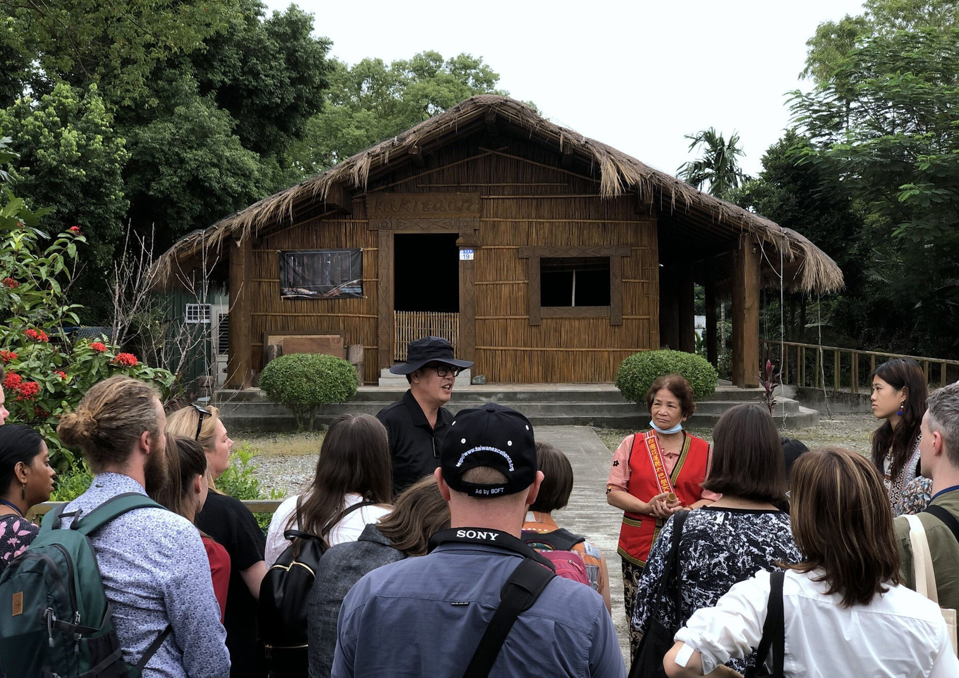 The visiting delegation proceeded to Kakita'an, the ancestral house atTafalong, where they were received with traditional ceremonies and engaged in deep discussions with the hosts
