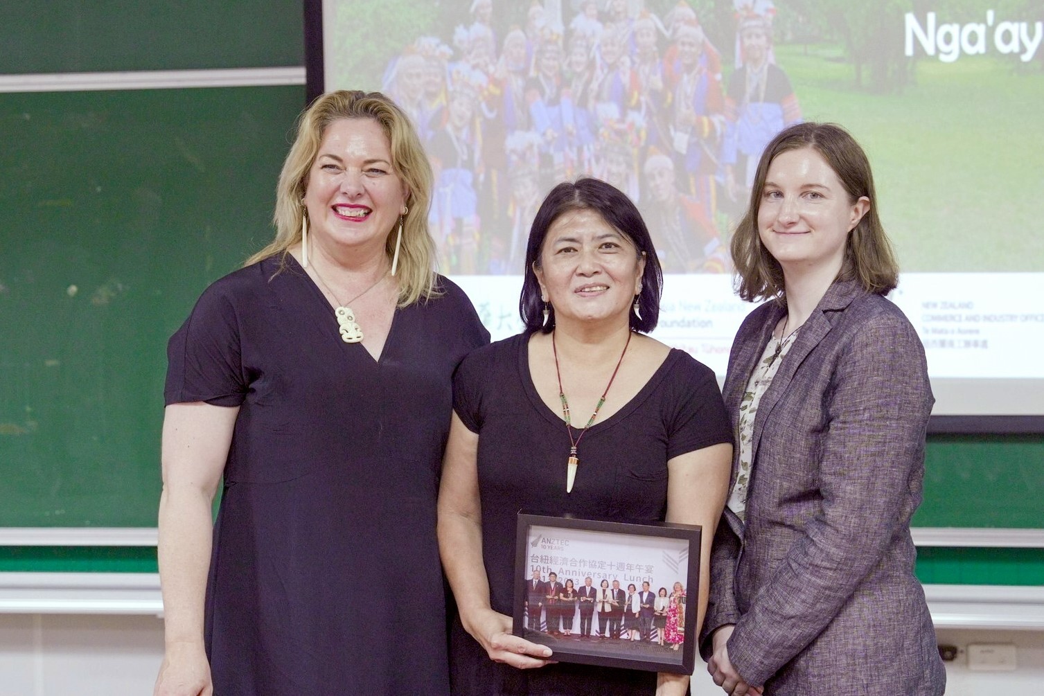 Tina Wehipeihana-Wilso and Renee Bates jointly presented an award to Director Bavaragh Dagalomai during a photo opportunity. This award was given during the mid-September celebration of the 10th anniversary of the ANZTEC, expressing gratitude for her longstanding dedication to the Taiwan-New Zealand friendship