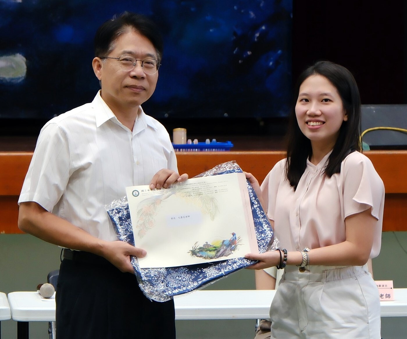 東華師培中心范熾文主任致贈聘書予附小毛盈芝老師
