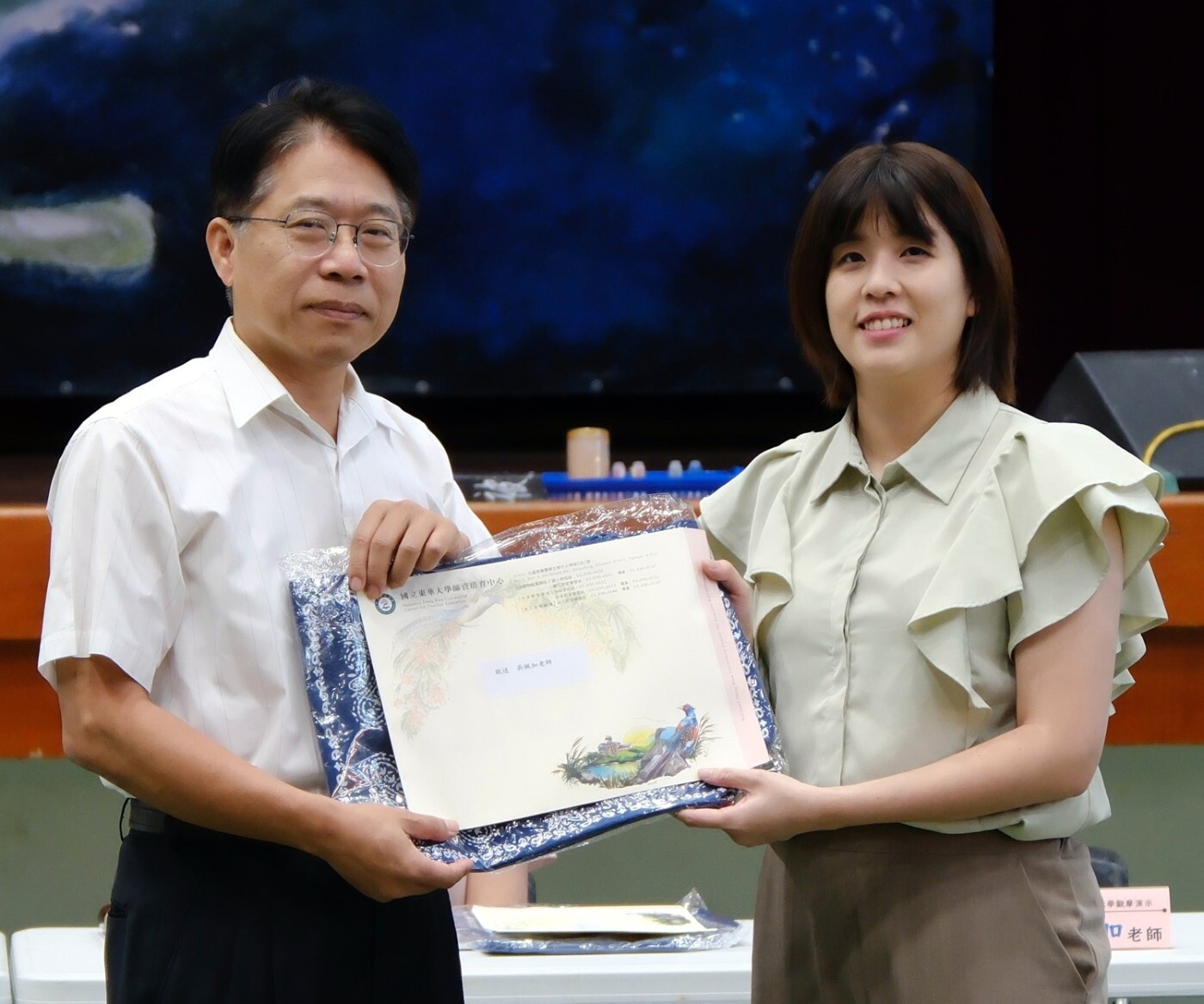 師培中心范熾文主任致贈聘書予附小吳佩加老師