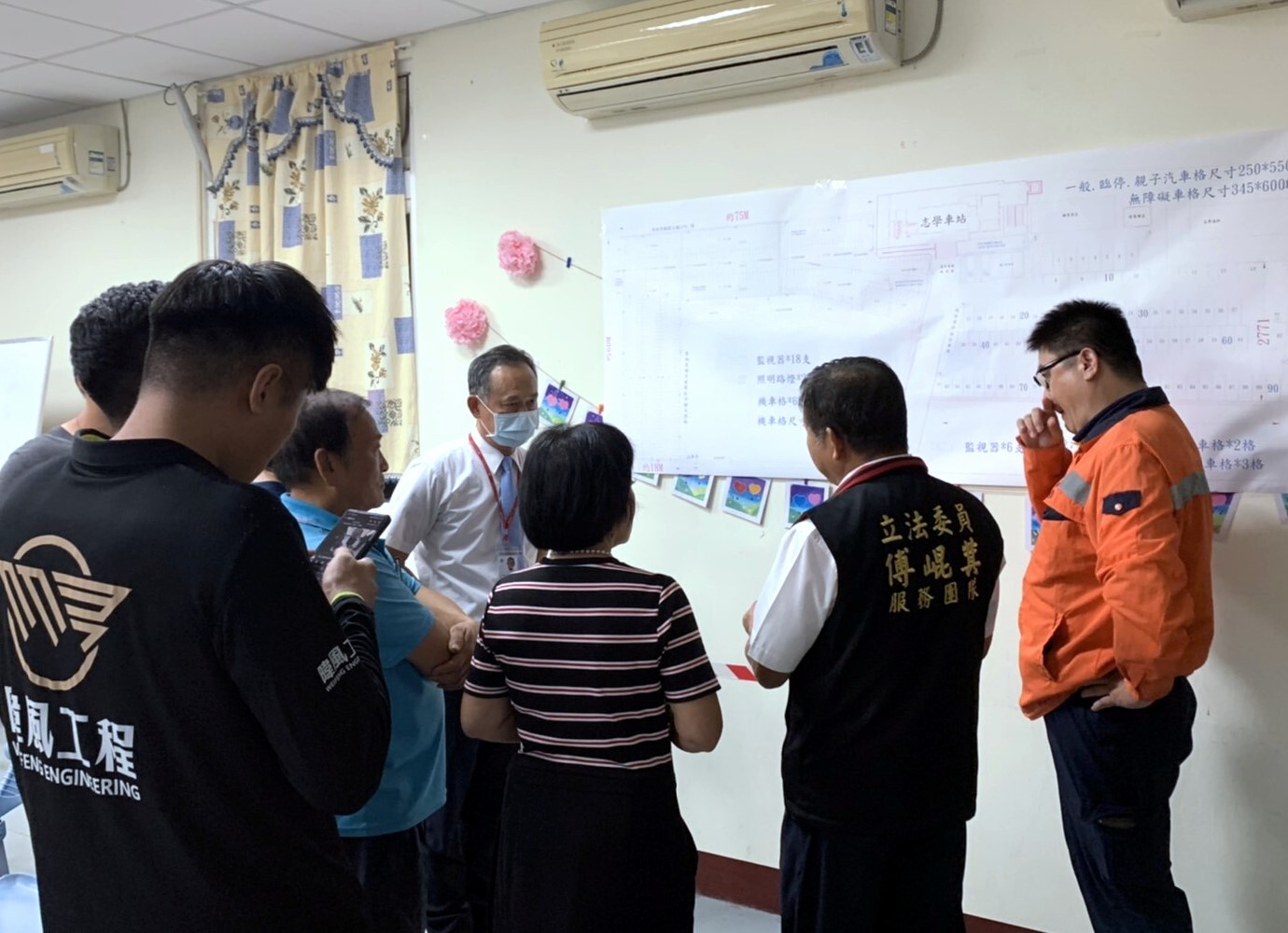 參加停車改善工程說明會人員交換意見