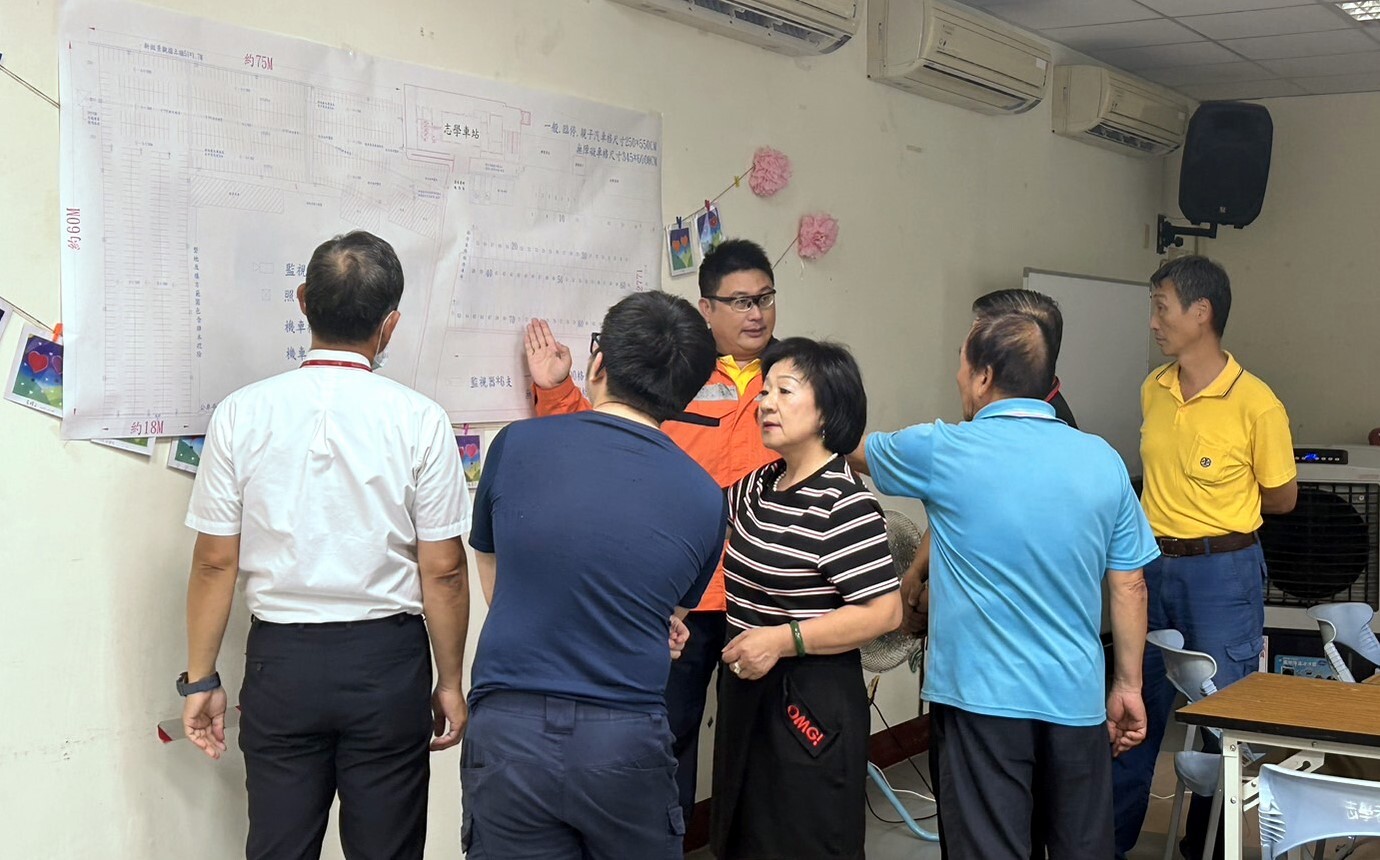 參加停車改善工程說明會人員討論停車場規劃事宜