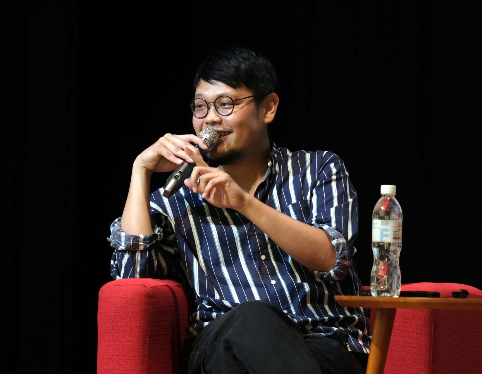 知名樂團蘇打綠的團長阿福蒞校分享如何面對在音樂之外的領域