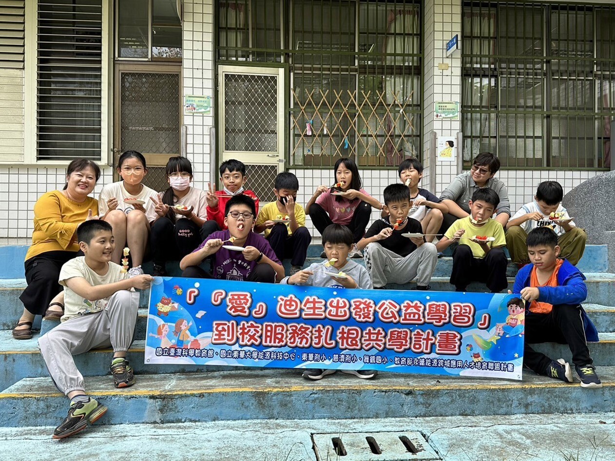 參加學童開心吃親手製作的糖葫蘆