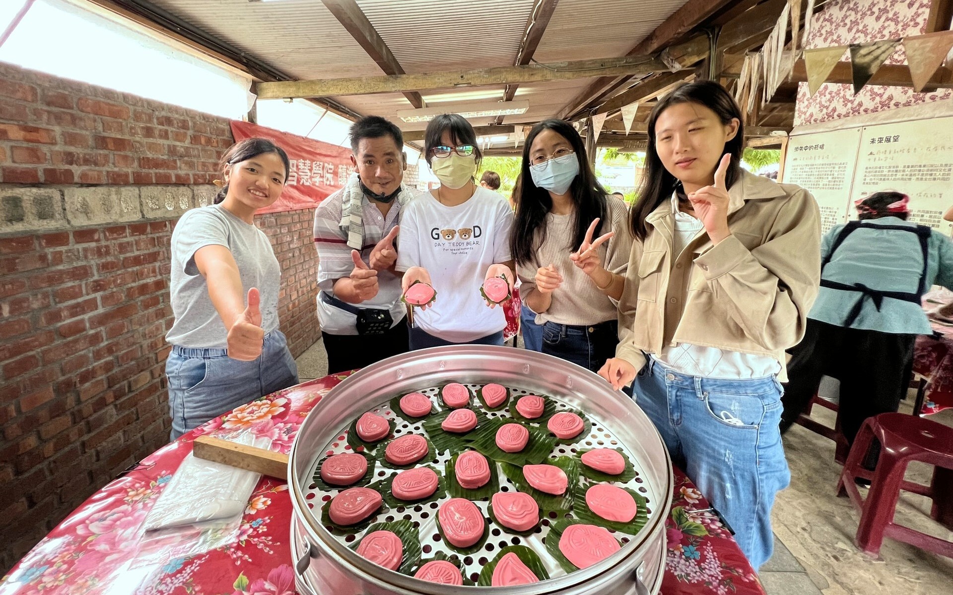 向徐明堂老師學習製作金包銀紅龜粿