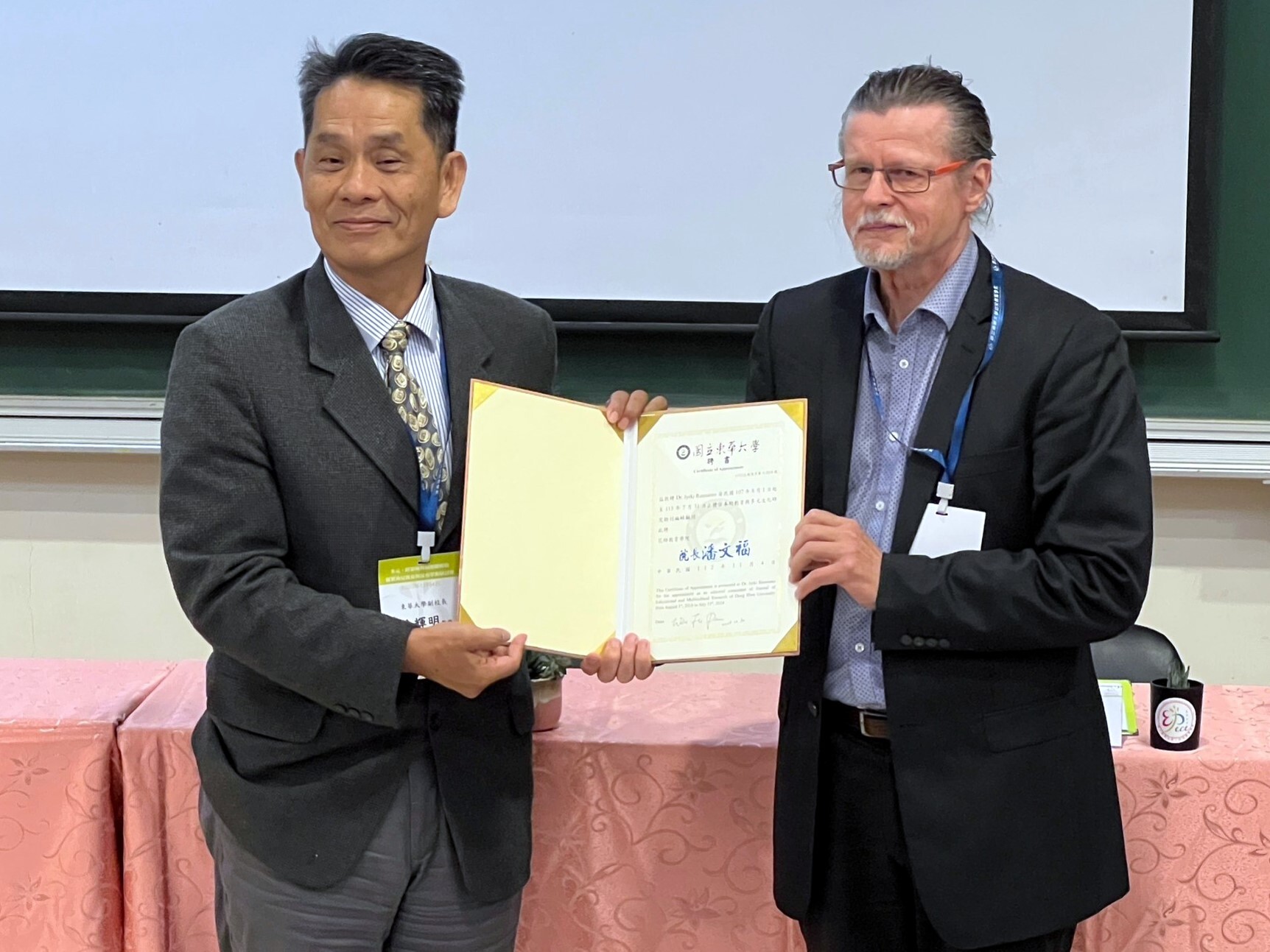 徐輝明副校長頒發合聘教授證書給芬蘭赫爾辛基大學Jyrki Reunamo教授