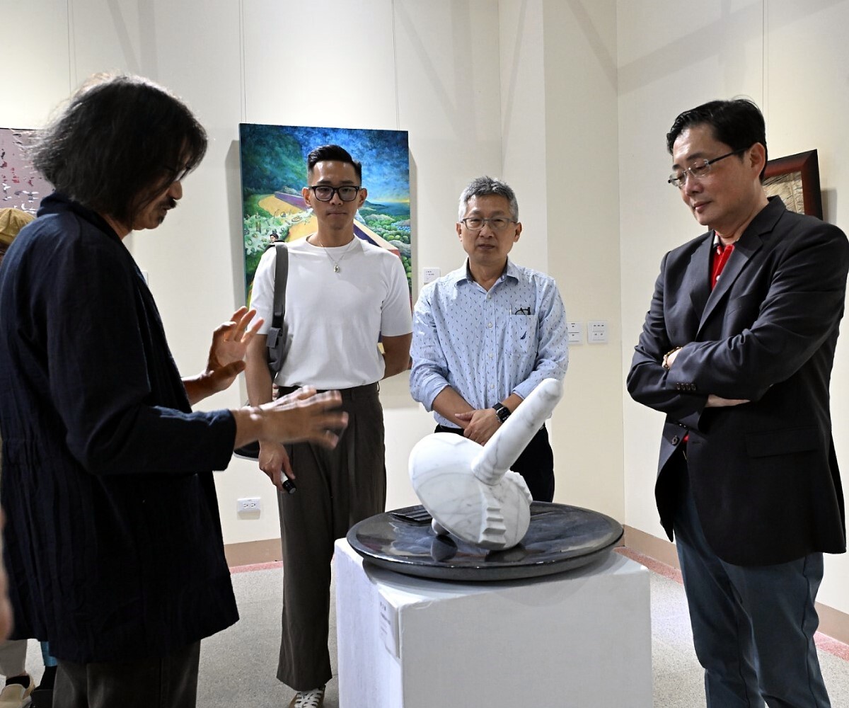 藝設系蔡文慶老師講解作品