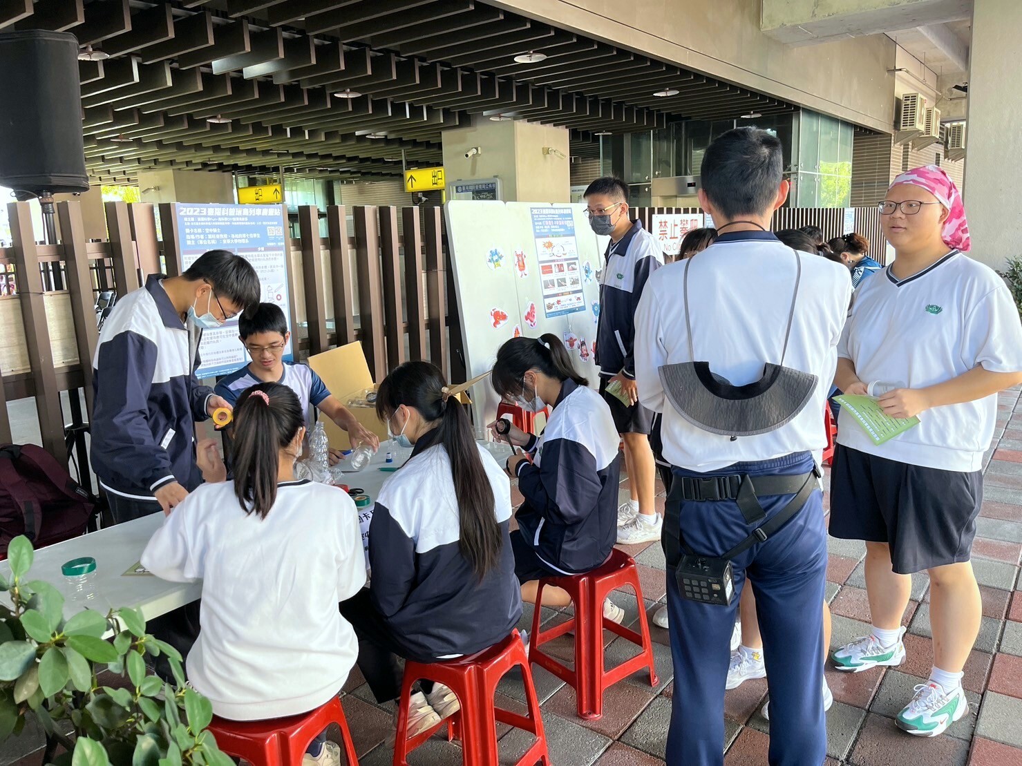 慈濟高中學生體驗東華大學「空中騎士」關卡