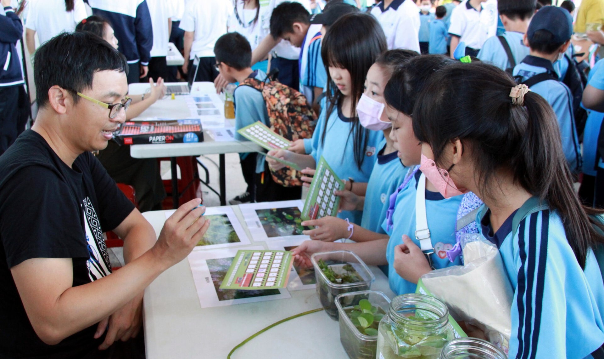 花東縱谷國家風景區鯉魚潭環教中心「水生植物水中溶氧的關係」關卡中小朋友認真聽關主講解