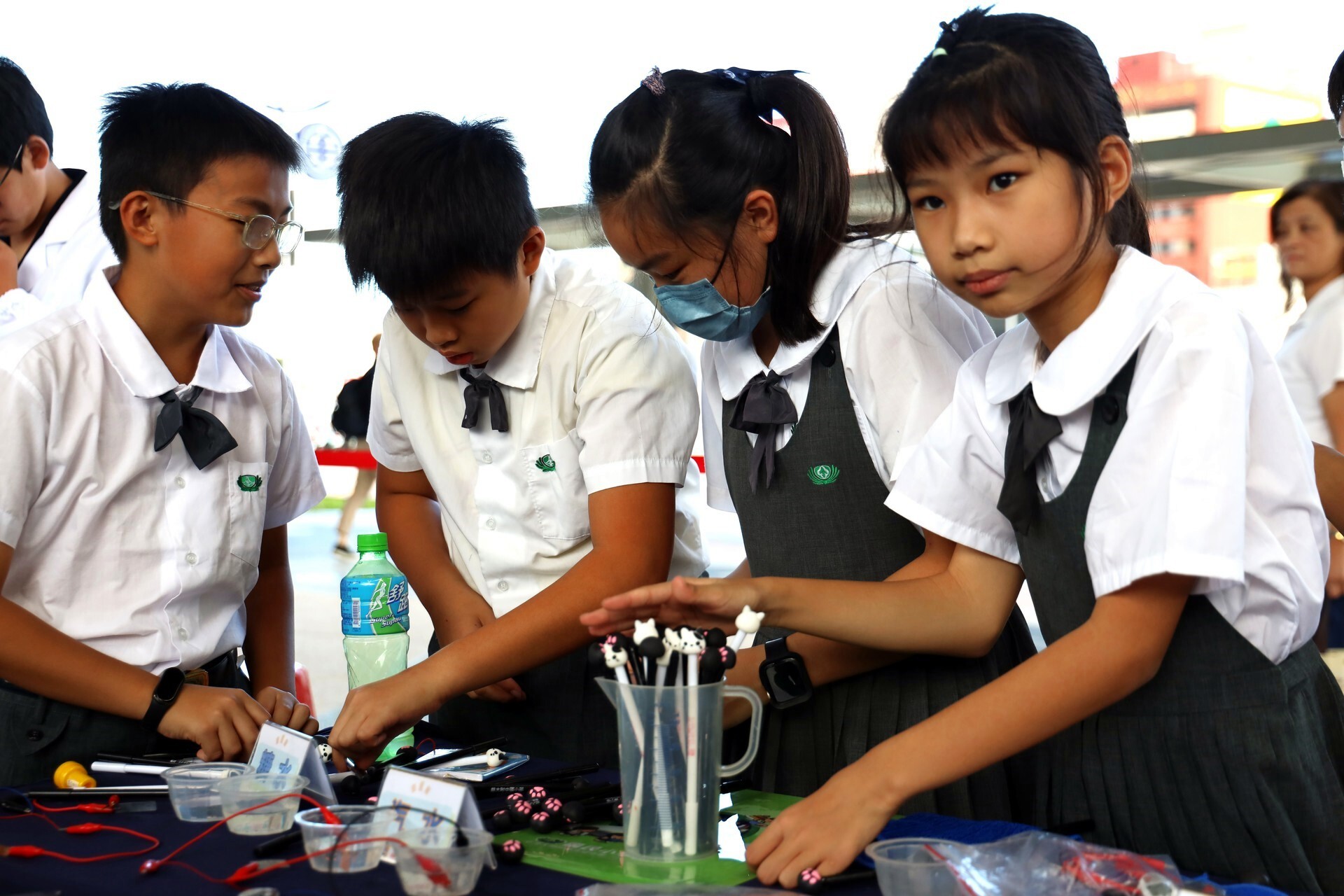 慈濟大學附屬高級中學小學部「水果發電:餐桌上的電池」關主認真準備