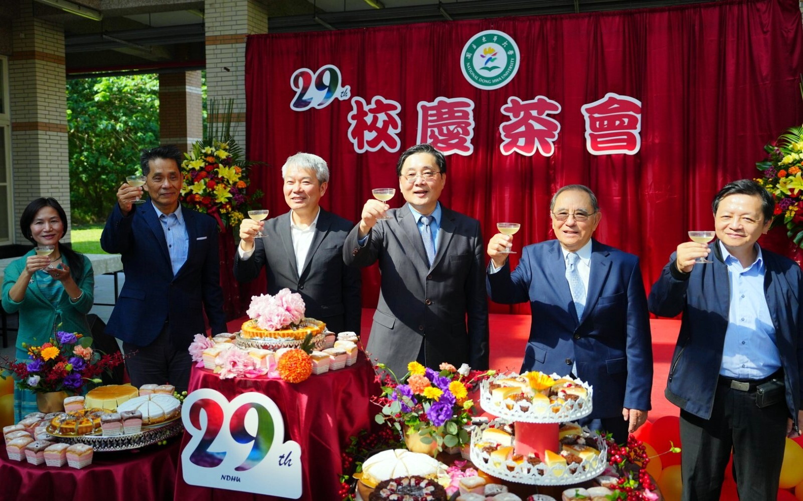 現場與會人員舉杯祝賀東華生日快樂