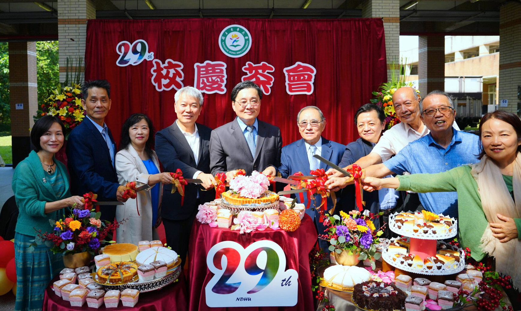 與會貴賓切蛋糕,祝賀東華大學生日快樂