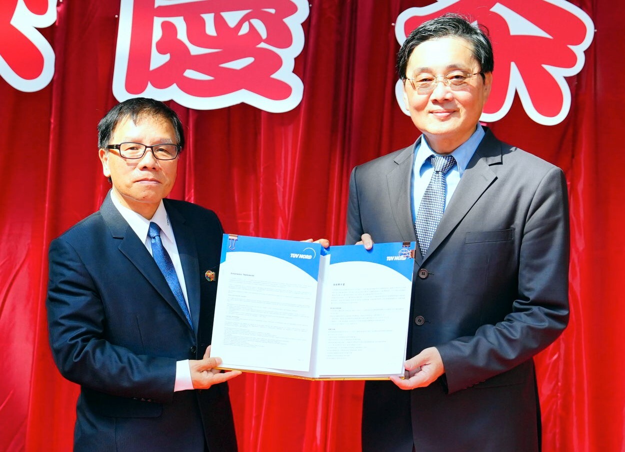 東華大學「2022年永續報告書」通過TUV NORD集團認證,TUV NORD集團葉政治總經理頒贈證書