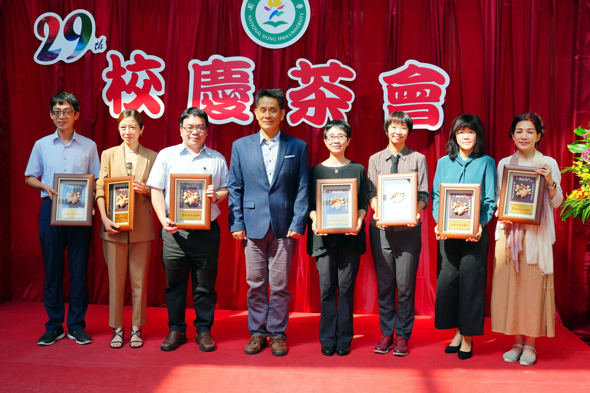 徐副校長代表頒發校級教學優良教師獎:林楚軒教授、許甄倚教授、張益誠教授、黃琡雅教授、吳佩儀老師、簡月真教授