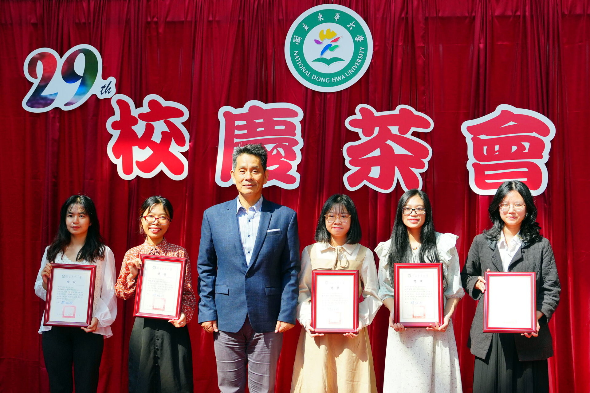 徐副校長代表頒發趙涵華博士華語文教育獎學金與獲獎同學合照