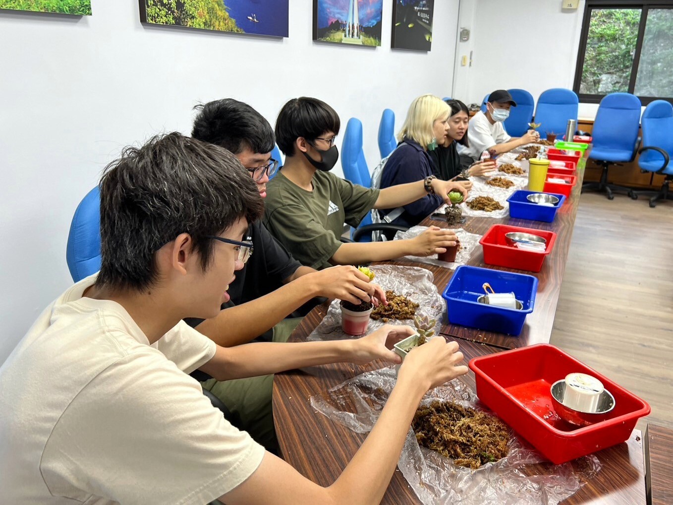 東管處遊客中心進行苔球DIY