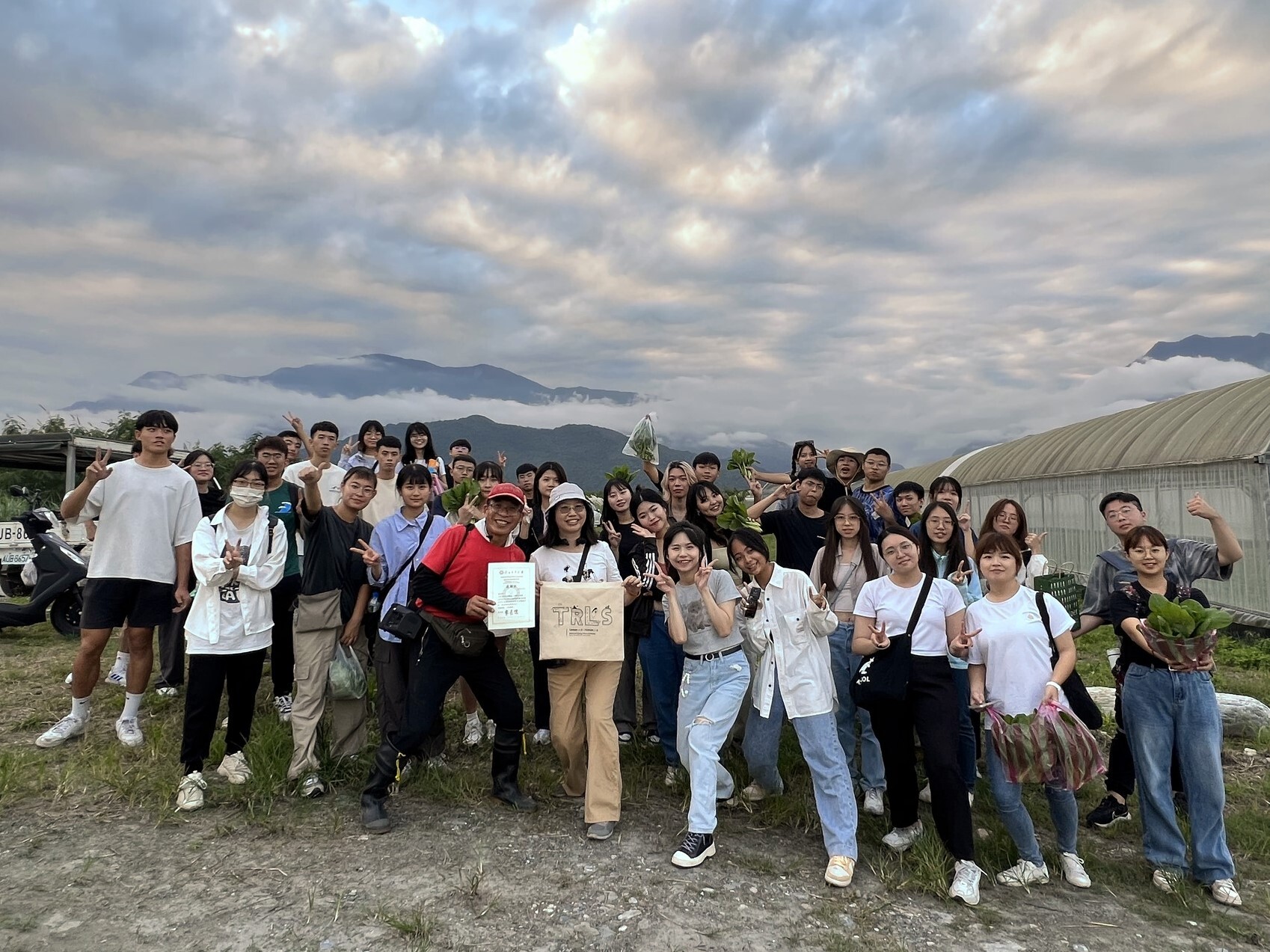 奇萊美地農場致送蔣樹人老師感謝狀後合影